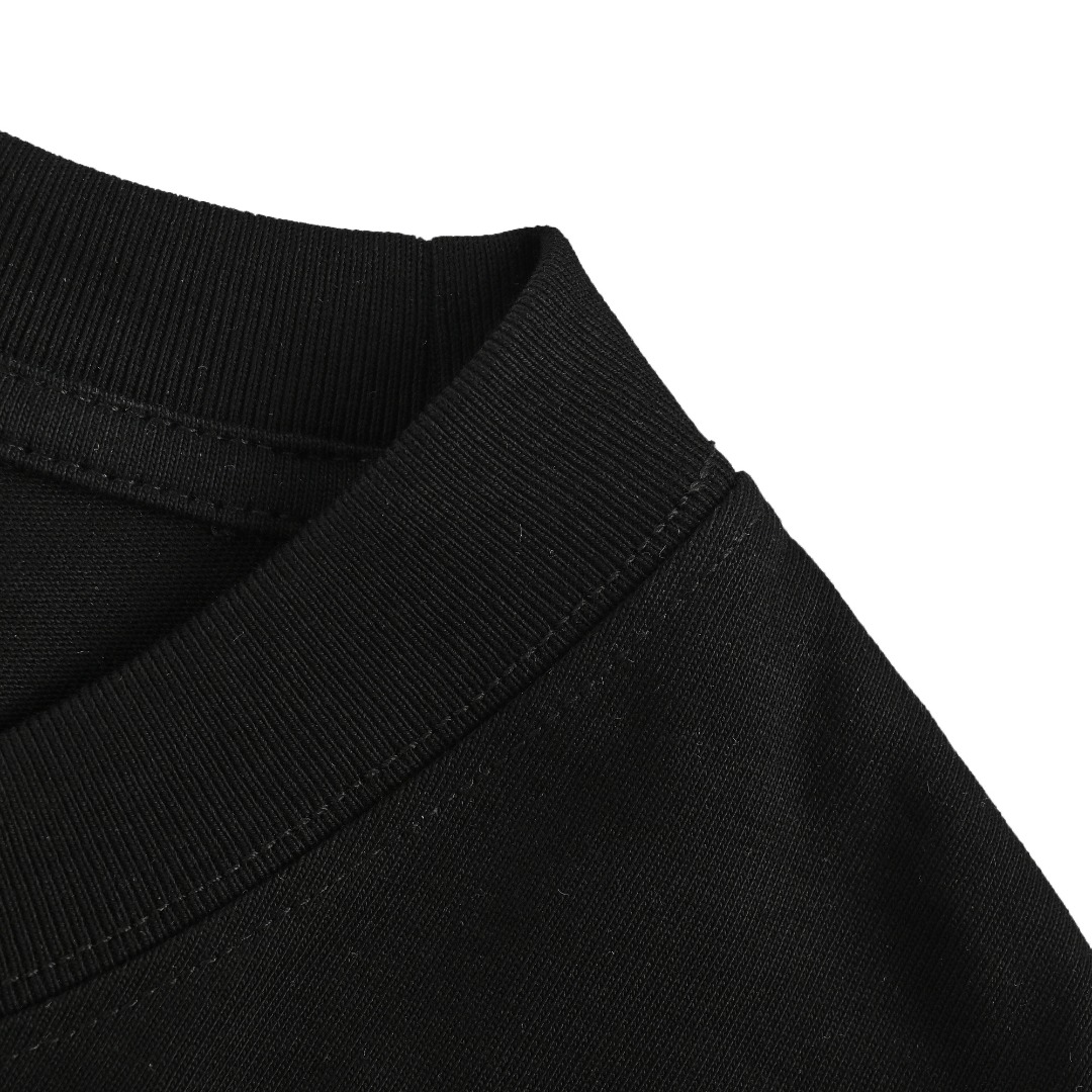 本地自取 💰150 Louis Vuitton/路易威登 字母印花logo短袖 驴家出品无需质疑，其段位和品牌影响力都属于极具代表性的，有着自身独特的风格，定制定染280克纯棉双纱纯棉进口原版面料+260克配套螺纹,其基础款单品属于驴家的经典王牌之作，无关季节和风格走向，属于每季节必出的类型，以精简而不失时髦的画风呈现！从主体面料到细节工艺，无一不彰显时装的匠心所在，将时装的精髓阐释到极致！ Size:S-XL