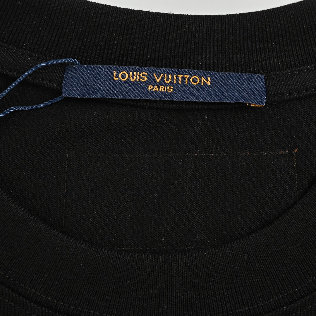 本地自取 💰150 Louis Vuitton/路易威登 字母印花logo短袖 驴家出品无需质疑，其段位和品牌影响力都属于极具代表性的，有着自身独特的风格，定制定染280克纯棉双纱纯棉进口原版面料+260克配套螺纹,其基础款单品属于驴家的经典王牌之作，无关季节和风格走向，属于每季节必出的类型，以精简而不失时髦的画风呈现！从主体面料到细节工艺，无一不彰显时装的匠心所在，将时装的精髓阐释到极致！ Size:S-XL