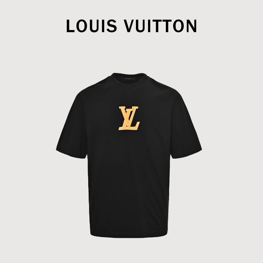 本地自取 💰150 Louis Vuitton/路易威登 字母印花logo短袖 驴家出品无需质疑，其段位和品牌影响力都属于极具代表性的，有着自身独特的风格，定制定染280克纯棉双纱纯棉进口原版面料+260克配套螺纹,其基础款单品属于驴家的经典王牌之作，无关季节和风格走向，属于每季节必出的类型，以精简而不失时髦的画风呈现！从主体面料到细节工艺，无一不彰显时装的匠心所在，将时装的精髓阐释到极致！ Size:S-XL