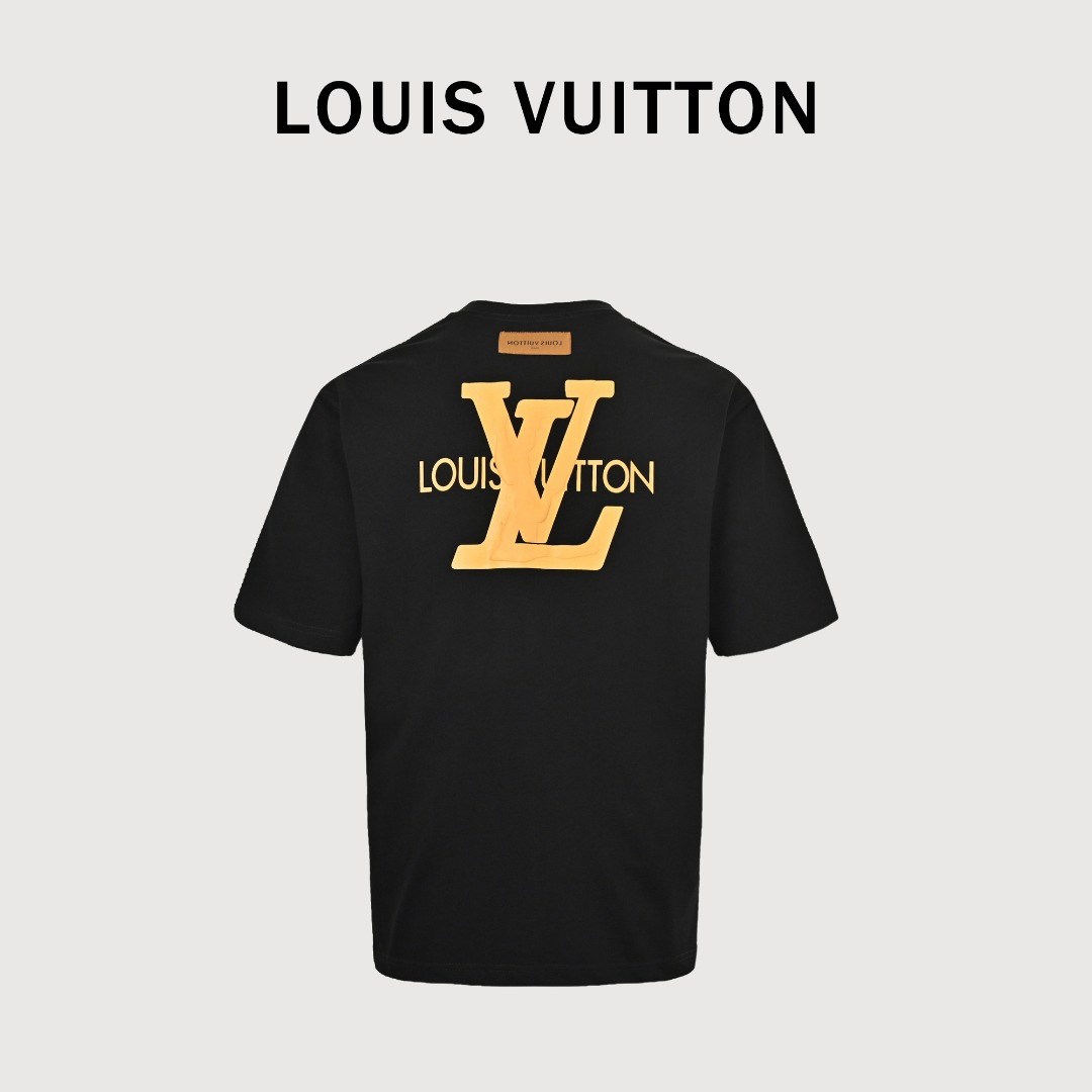 本地自取 💰150 Louis Vuitton/路易威登 字母印花logo短袖 驴家出品无需质疑，其段位和品牌影响力都属于极具代表性的，有着自身独特的风格，定制定染280克纯棉双纱纯棉进口原版面料+260克配套螺纹,其基础款单品属于驴家的经典王牌之作，无关季节和风格走向，属于每季节必出的类型，以精简而不失时髦的画风呈现！从主体面料到细节工艺，无一不彰显时装的匠心所在，将时装的精髓阐释到极致！ Size:S-XL