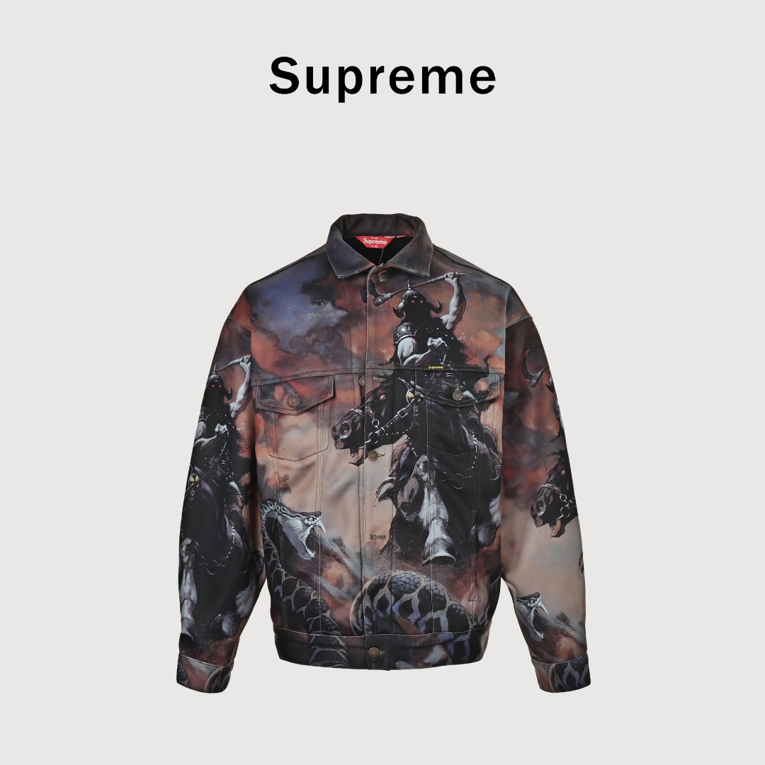Supreme x Frank Frazetta 联名款 FW24 WEEK15 Faux Shearling Lined Trucker Jacket 骑士斩蛇单宁夹克厚外套 融合了经典单宁设计与艺术家的独特视觉风格 这个系列最为亮眼的单品 上身个性十足 不同以往夹克 此款夹克内里有羊羔毛 兼顾保暖 必入单品 原版开发 衣服多次打样测试印花排版 特种定位激光裁剪 耗时耗力 定制真皮皮牌 纽扣 独家出品 五🌟推荐