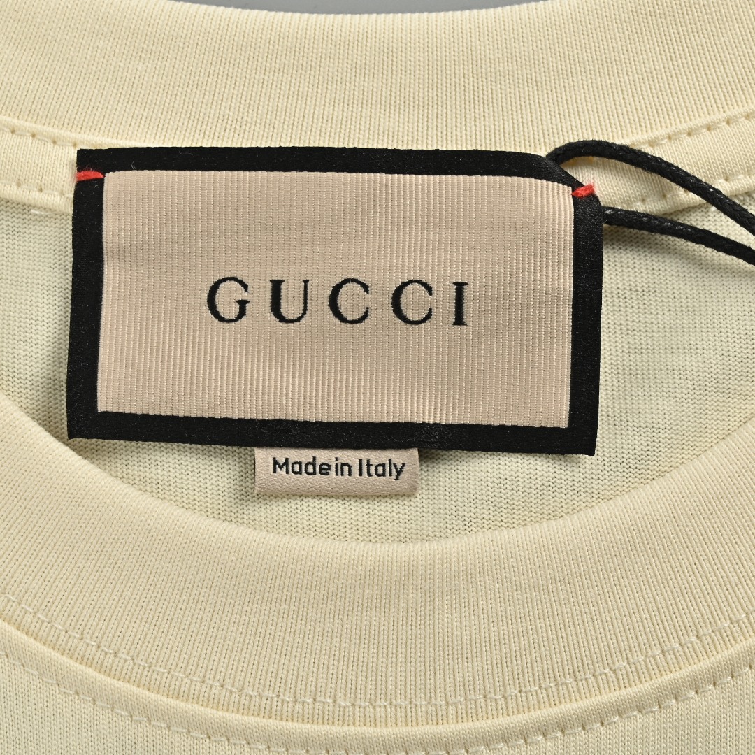 本地自取 💰130 Gucci/古驰 25ss 重影腰带logo短袖 2025早春系列倾情推出缀饰活力印花的运动单品，迎接温暖季节的到来。品牌织带继续为整个设计注入复古气息，品牌标识细节则尽展大胆不羁的现代风范。演绎前卫个性型格。设计感十足，给人一种干净又清爽的感觉。无论是单穿还是搭配外套，都能轻松驾驭。 面料: 定制240g水洗双纱棉面料 颜色：杏色 Size:S-XL