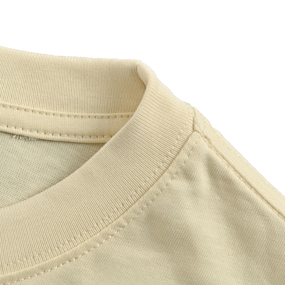 本地自取 💰130 Gucci/古驰 25ss 重影腰带logo短袖 2025早春系列倾情推出缀饰活力印花的运动单品，迎接温暖季节的到来。品牌织带继续为整个设计注入复古气息，品牌标识细节则尽展大胆不羁的现代风范。演绎前卫个性型格。设计感十足，给人一种干净又清爽的感觉。无论是单穿还是搭配外套，都能轻松驾驭。 面料: 定制240g水洗双纱棉面料 颜色：杏色 Size:S-XL