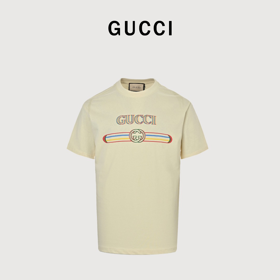 本地自取 💰130 Gucci/古驰 25ss 重影腰带logo短袖 2025早春系列倾情推出缀饰活力印花的运动单品，迎接温暖季节的到来。品牌织带继续为整个设计注入复古气息，品牌标识细节则尽展大胆不羁的现代风范。演绎前卫个性型格。设计感十足，给人一种干净又清爽的感觉。无论是单穿还是搭配外套，都能轻松驾驭。 面料: 定制240g水洗双纱棉面料 颜色：杏色 Size:S-XL