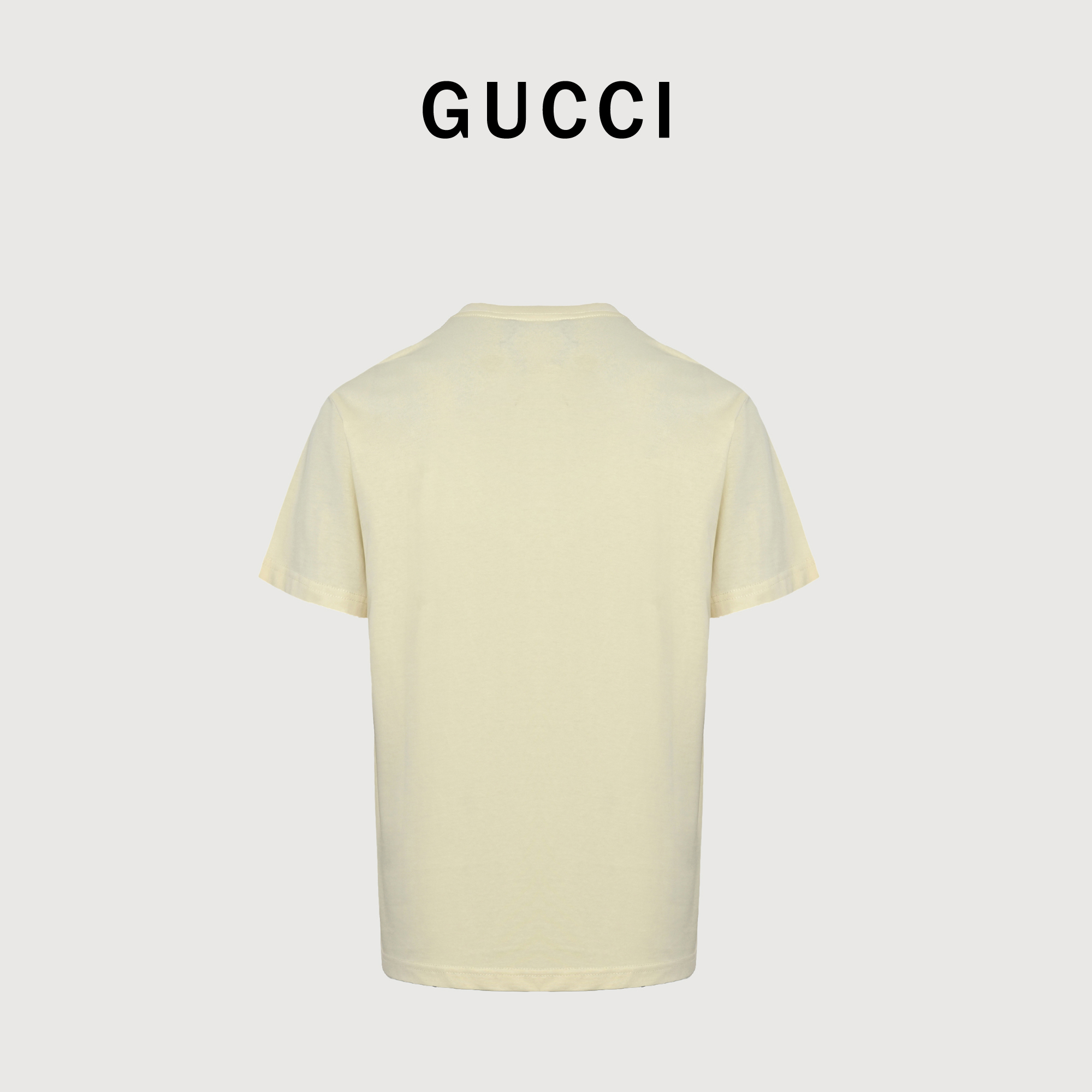 本地自取 💰130 Gucci/古驰 25ss 重影腰带logo短袖 2025早春系列倾情推出缀饰活力印花的运动单品，迎接温暖季节的到来。品牌织带继续为整个设计注入复古气息，品牌标识细节则尽展大胆不羁的现代风范。演绎前卫个性型格。设计感十足，给人一种干净又清爽的感觉。无论是单穿还是搭配外套，都能轻松驾驭。 面料: 定制240g水洗双纱棉面料 颜色：杏色 Size:S-XL