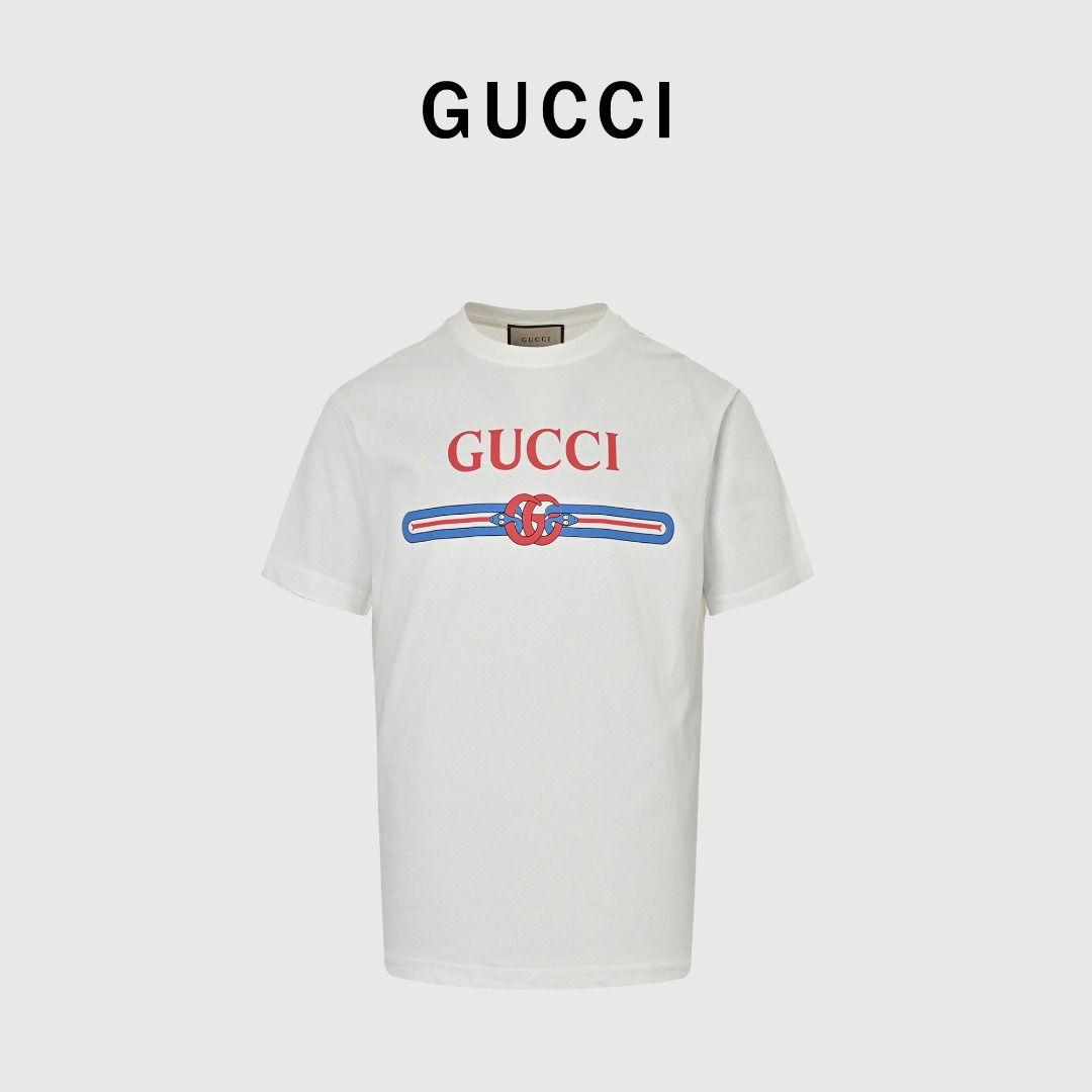 本地自取 💰130
Gucci/古驰 25ss 蛇年限定印花短袖
采用32支双纱100%纯棉260g面料；搭配32支1X1棉盖丝罗纹。黑&杏&用进口染料定染，多次调配比例最大限度还原原版色效。面料、螺纹同缸无色差。绝非市面现成布料（市面布料与原版完全俩颜色），布料厚度一致。
前幅扫描丝网台板手工印花，3D全彩扫描图案做菲林，保证印花图案还原程度达到最高，LOGO印花触摸质感强烈，印花材料采用环保活性水质浆料，打底防升华液，成衣耐水洗不脱浆，全手工缝制领标，RFID有源标签，工作频率为13.56MHz和856MHz至960MHz，根据原版细节调整后采用极细的纱网材质制作菲林网板。采用日本进口环保水浆，加入渗透工艺。经过对印刷网版进行技术处理，加了牢固度同时从而使有图案的地方浆料能够透过到织物上，渗透性强且面料纹路清晰可见。
原版1v1开发定制全套联名系列；绝非市场错版。全部一致，顶级代购版本，随意卖无惧品质压力 
颜色:白色
Size:S-XL