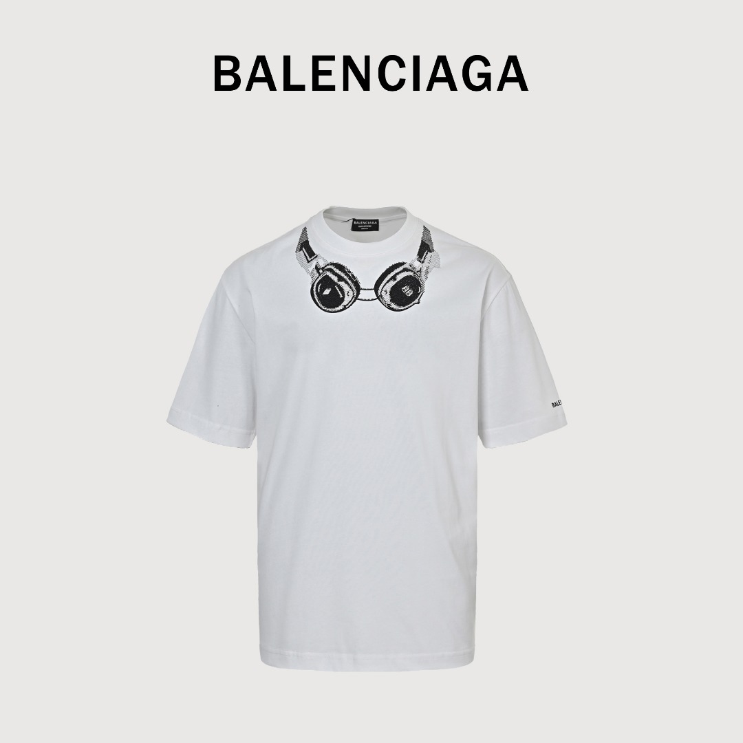 本地自取 💰150
Balenciaga/巴黎世家 烫钻耳机短袖
260G 100%纯棉16织双纱精梳棉面料颜色无色差 领口300G100%纯棉1*1弹力小领口螺纹双面烧毛无尘工艺 领口螺纹选用300克100%纯棉十字拉架螺纹本布无色差 字母烫钻采用进口水钻激光定位烫制位置无偏差 进口多切割面水钻不同角度看有不同光泽光线照射下爆闪 由于烫钻产品特殊性洗涤时建议翻面洗避免脱落 
Size:S-XL