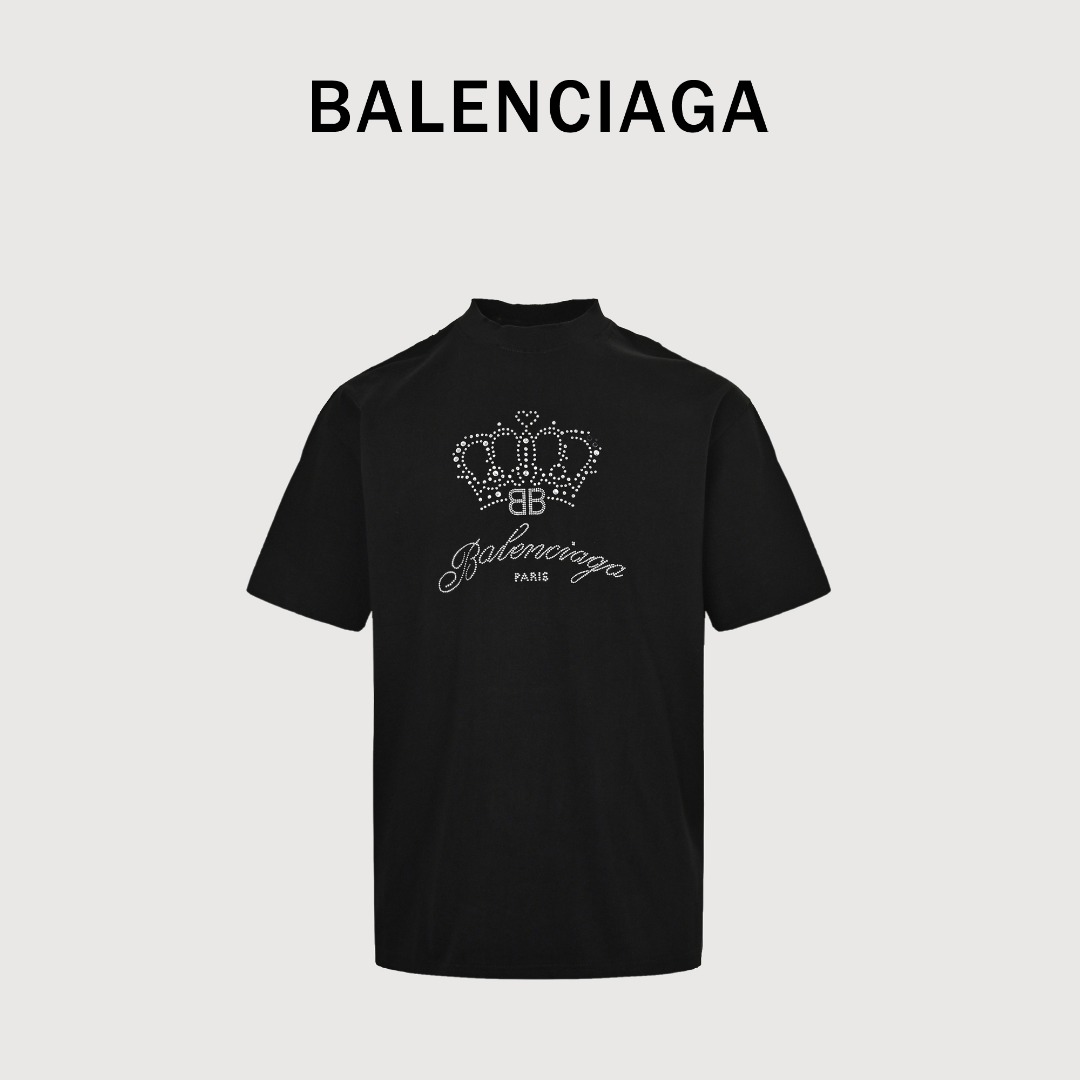 本地自取💰160
BALENCIAGA巴黎世家 皇冠掉钻短袖T恤
独家定织定染布料 高克重 质感柔软舒适
烫砖工艺磨破工艺 恶意掉钻
前烫皇冠钻石图案
Os落肩宽松版型 春夏最新砖柜同步 男女同款    
Size：XS-L