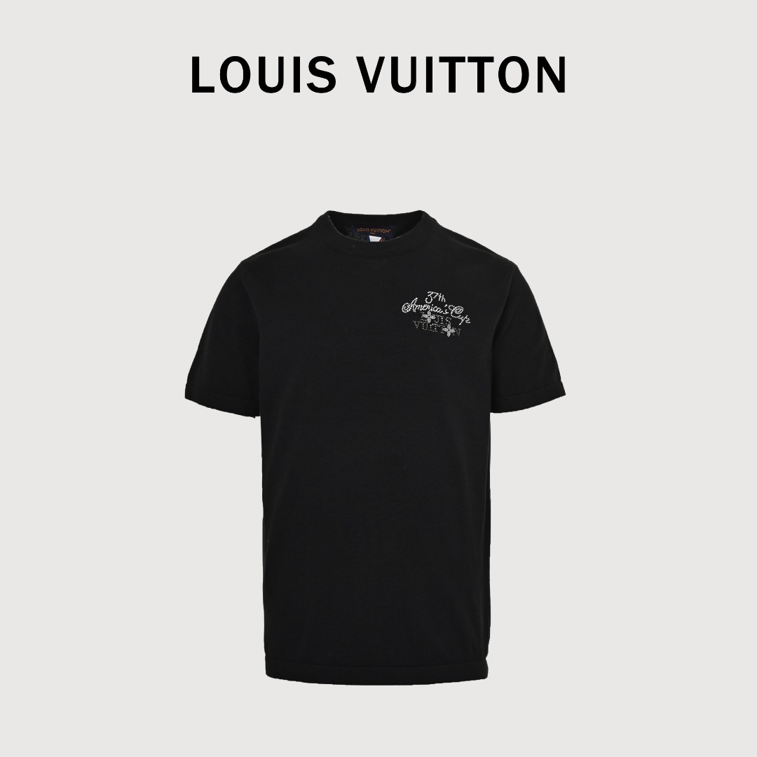 本地自取  💰160
Louis Vuitton/路易威登 美洲杯烫钻logo针织短袖
高粘棉纱线、标准版型、胸前以树脂珠饰和仿水晶呈现 LU Cup 标识、后部 Gaston 刺绣标识、罗纹衣领
高垂感粘棉纱线细针织片
32S高粘棉质纱线，结合14针细针进口机织片。
32S表示相对较细，这种细纱线在织造过程中能够展现出更好的细腻感和柔软度，同时粘胶纤维含量较高，其强度也得到增强。具有良好的吸湿性、透气性和柔软性，并且高粘含量的纱线有更强的吸湿排汗性与垂感。
纱线采用14针细针规格，由于采用了细针规格，机织片表面纹理细腻，手感柔软，进口织机具有更高的精度和稳定性，质量更优、纹理更细腻的面料。同时，细针规格也有助于减少织造过程中的瑕疵和缺陷。
#胸前以树脂珠饰和仿水晶呈现 LU Cup 标识
利用树脂珠饰的温润光泽与仿水晶的璀璨光芒相结合，创造出既符合品牌经典形象，又与CUP形象图案结合的现代设计。树脂珠饰的选择能够赋予产品柔和的触感与轻盈的视觉效果，而仿水晶的点缀则让整体设计更加闪耀夺目，凸显出整体的视觉效果。
#后部 Gaston 刺绣标识
采用新型榻榻米斜纹花边刺绣，榻榻米绣花针法相互交织而成并形成斜向纹路。榻榻米编织面、及与榻榻米编织面一体连接的定型边。平整性好，手感柔软，弹性好，光泽度好。榻榻米编织面相较定型边内陷，提高花纹的立体感，视觉效果更好。
#标准直身圆领版型
袖笼、领口与大身的拼接采用细密的收针处理而非直接车缝，这种处理方式使得产品的细节感更强；同时也提高了产品的质感纱线本身具有延展性。上身有垂感无紧绷包身感，纱线后道的洗水处理柔化织片触感的同时，仍保有原有的挺阔感。
黑色，男女同款！
Size:XS-L