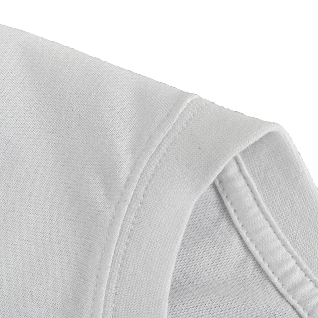 本地自取 💰140
Loewe/罗意威 口袋刺绣徽标短袖
来自西班牙的LOEWE罗意威，是实至名归的奢侈品牌，比肩全球各路一线奢侈大牌，主营高档皮具产品出身，涵盖了家居和服装配饰等各种潮流领域。
          25SS新品Anagram刺绣徽标表袋短袖T恤，日常宽松的版型，圆领表袋款设计，开始演绎简约干净的奢华气质，胸口LOEWE品牌字母和独有的Anagram图案刺绣填满了整个表袋，既像一块贴布的刺绣，又有表袋款的文雅气息，远观便能感受到辨识度与高级感，潮流圈内谁人又能拒绝这突破性的艺术与创意手法呢？250克全棉水洗双纱，正品级定制！
Size:S-XL