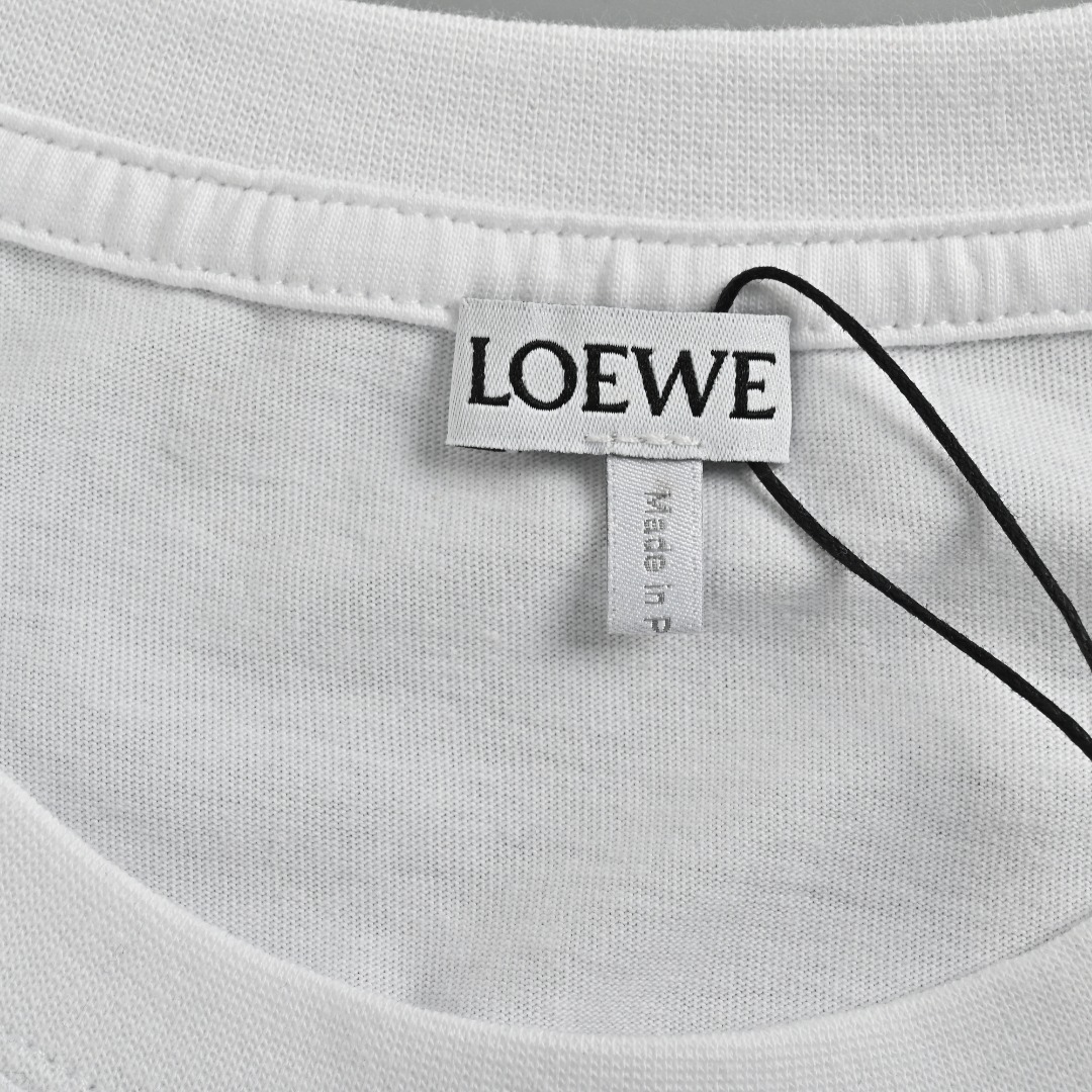 本地自取 💰140
Loewe/罗意威 口袋刺绣徽标短袖
来自西班牙的LOEWE罗意威，是实至名归的奢侈品牌，比肩全球各路一线奢侈大牌，主营高档皮具产品出身，涵盖了家居和服装配饰等各种潮流领域。
          25SS新品Anagram刺绣徽标表袋短袖T恤，日常宽松的版型，圆领表袋款设计，开始演绎简约干净的奢华气质，胸口LOEWE品牌字母和独有的Anagram图案刺绣填满了整个表袋，既像一块贴布的刺绣，又有表袋款的文雅气息，远观便能感受到辨识度与高级感，潮流圈内谁人又能拒绝这突破性的艺术与创意手法呢？250克全棉水洗双纱，正品级定制！
Size:S-XL