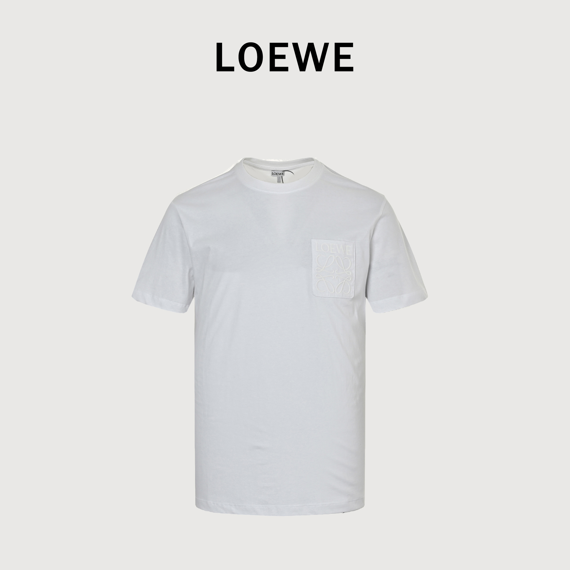 本地自取 💰140
Loewe/罗意威 口袋刺绣徽标短袖
来自西班牙的LOEWE罗意威，是实至名归的奢侈品牌，比肩全球各路一线奢侈大牌，主营高档皮具产品出身，涵盖了家居和服装配饰等各种潮流领域。
          25SS新品Anagram刺绣徽标表袋短袖T恤，日常宽松的版型，圆领表袋款设计，开始演绎简约干净的奢华气质，胸口LOEWE品牌字母和独有的Anagram图案刺绣填满了整个表袋，既像一块贴布的刺绣，又有表袋款的文雅气息，远观便能感受到辨识度与高级感，潮流圈内谁人又能拒绝这突破性的艺术与创意手法呢？250克全棉水洗双纱，正品级定制！
Size:S-XL