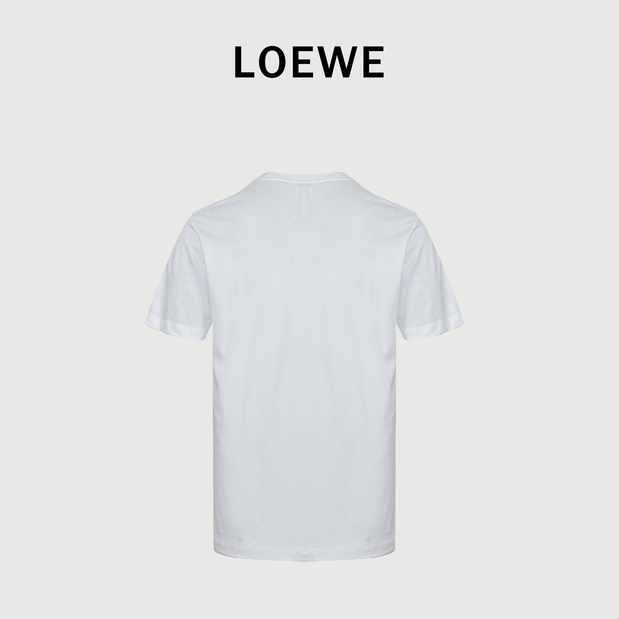 本地自取 💰140
Loewe/罗意威 口袋刺绣徽标短袖
来自西班牙的LOEWE罗意威，是实至名归的奢侈品牌，比肩全球各路一线奢侈大牌，主营高档皮具产品出身，涵盖了家居和服装配饰等各种潮流领域。
          25SS新品Anagram刺绣徽标表袋短袖T恤，日常宽松的版型，圆领表袋款设计，开始演绎简约干净的奢华气质，胸口LOEWE品牌字母和独有的Anagram图案刺绣填满了整个表袋，既像一块贴布的刺绣，又有表袋款的文雅气息，远观便能感受到辨识度与高级感，潮流圈内谁人又能拒绝这突破性的艺术与创意手法呢？250克全棉水洗双纱，正品级定制！
Size:S-XL