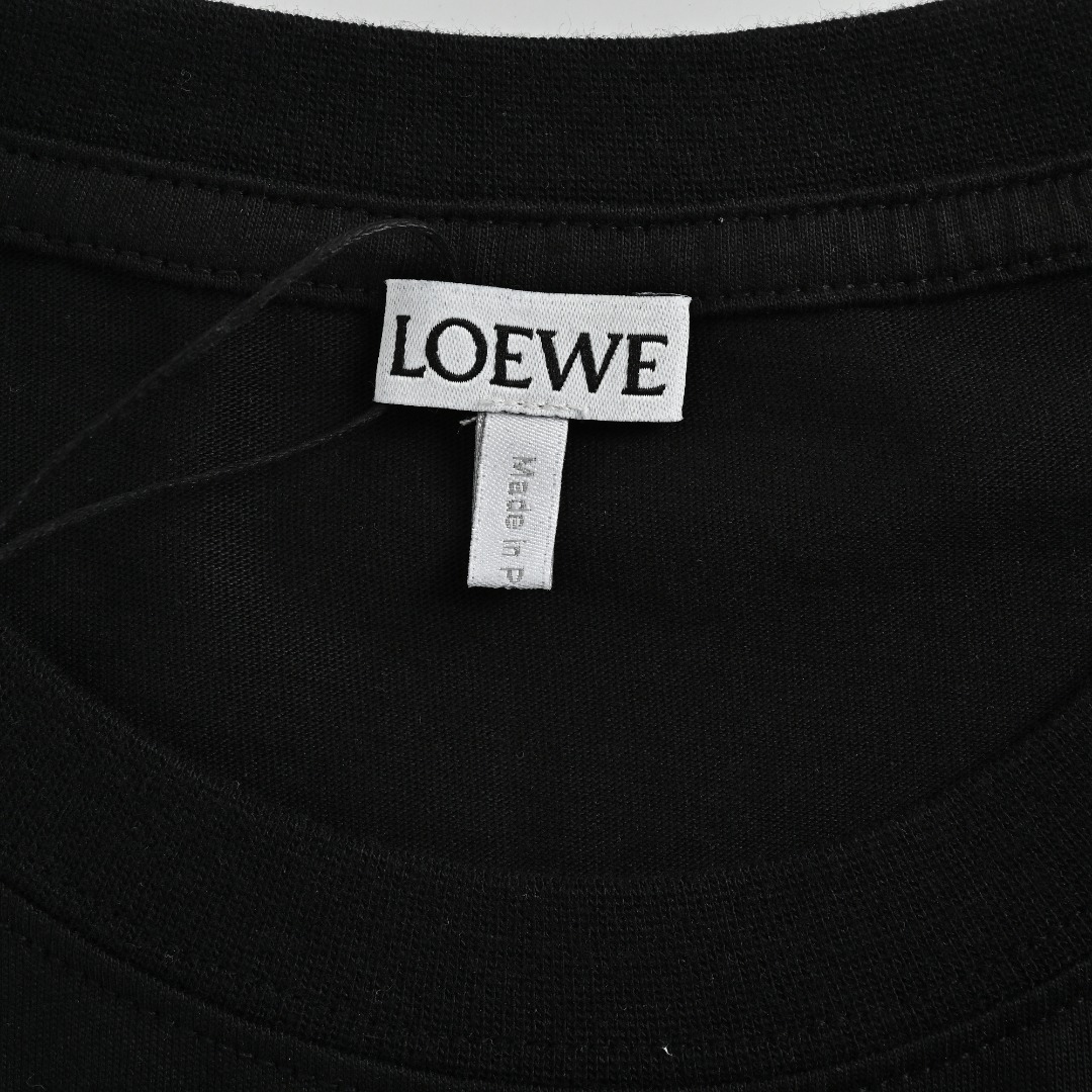 本地自取 💰140
Loewe/罗意威 25ss 口袋刺绣徽标短袖
来自西班牙的LOEWE罗意威，是实至名归的奢侈品牌，比肩全球各路一线奢侈大牌，主营高档皮具产品出身，涵盖了家居和服装配饰等各种潮流领域。
          25SS新品Anagram刺绣徽标表袋短袖T恤，日常宽松的版型，圆领表袋款设计，开始演绎简约干净的奢华气质，胸口LOEWE品牌字母和独有的Anagram图案刺绣填满了整个表袋，既像一块贴布的刺绣，又有表袋款的文雅气息，远观便能感受到辨识度与高级感，潮流圈内谁人又能拒绝这突破性的艺术与创意手法呢？250克全棉水洗双纱，正品级定制！
Size:S-XL