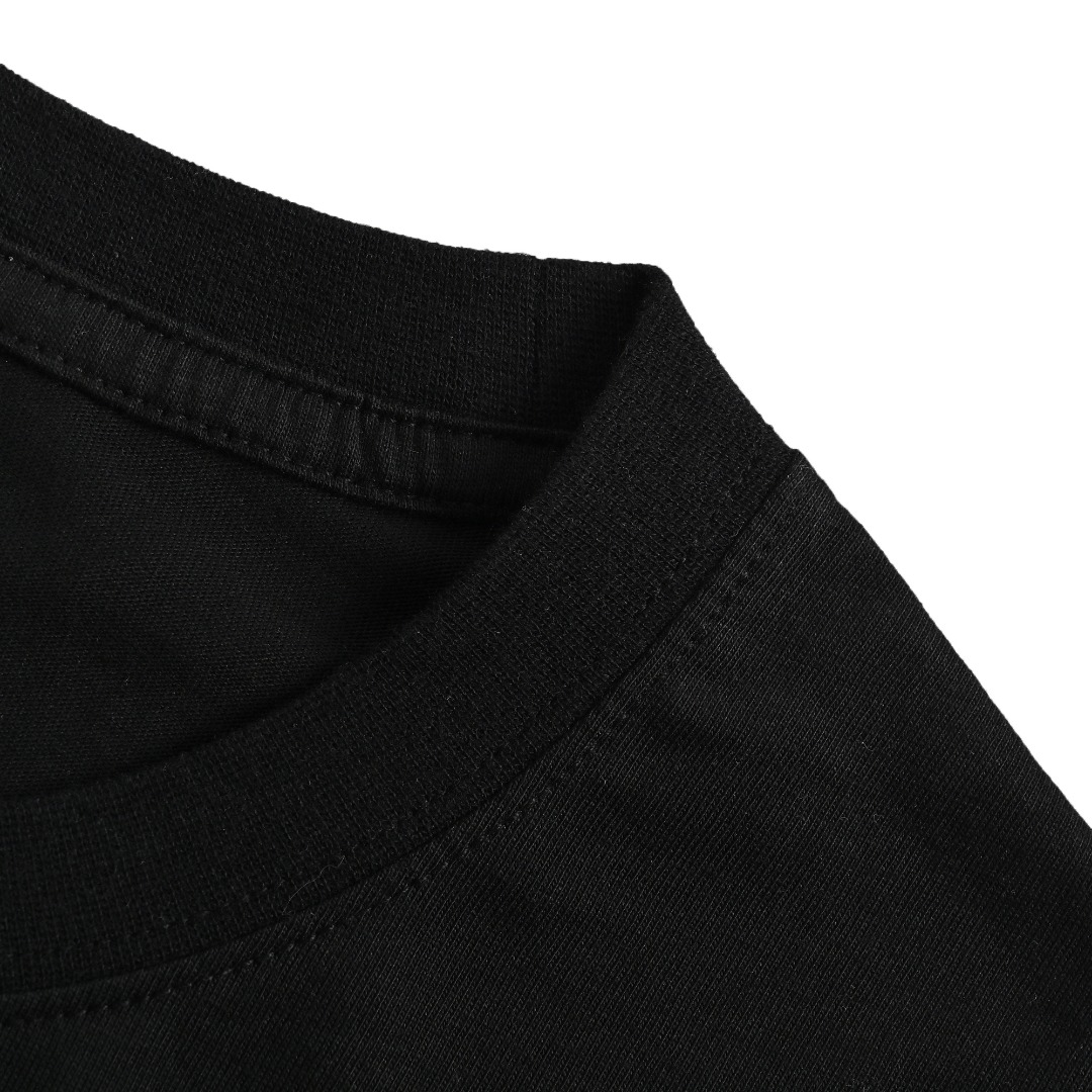 本地自取 💰140
Loewe/罗意威 25ss 口袋刺绣徽标短袖
来自西班牙的LOEWE罗意威，是实至名归的奢侈品牌，比肩全球各路一线奢侈大牌，主营高档皮具产品出身，涵盖了家居和服装配饰等各种潮流领域。
          25SS新品Anagram刺绣徽标表袋短袖T恤，日常宽松的版型，圆领表袋款设计，开始演绎简约干净的奢华气质，胸口LOEWE品牌字母和独有的Anagram图案刺绣填满了整个表袋，既像一块贴布的刺绣，又有表袋款的文雅气息，远观便能感受到辨识度与高级感，潮流圈内谁人又能拒绝这突破性的艺术与创意手法呢？250克全棉水洗双纱，正品级定制！
Size:S-XL