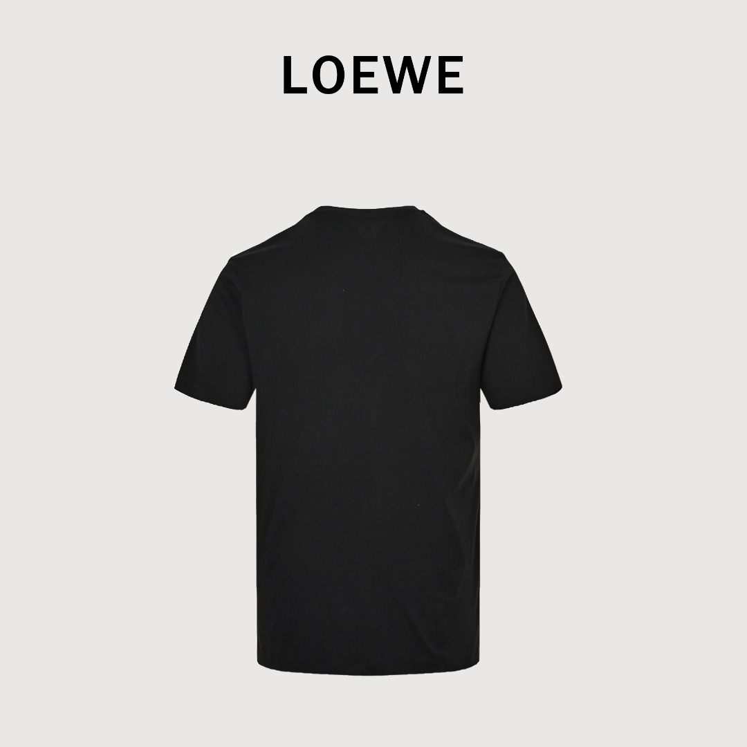 本地自取 💰140
Loewe/罗意威 25ss 口袋刺绣徽标短袖
来自西班牙的LOEWE罗意威，是实至名归的奢侈品牌，比肩全球各路一线奢侈大牌，主营高档皮具产品出身，涵盖了家居和服装配饰等各种潮流领域。
          25SS新品Anagram刺绣徽标表袋短袖T恤，日常宽松的版型，圆领表袋款设计，开始演绎简约干净的奢华气质，胸口LOEWE品牌字母和独有的Anagram图案刺绣填满了整个表袋，既像一块贴布的刺绣，又有表袋款的文雅气息，远观便能感受到辨识度与高级感，潮流圈内谁人又能拒绝这突破性的艺术与创意手法呢？250克全棉水洗双纱，正品级定制！
Size:S-XL