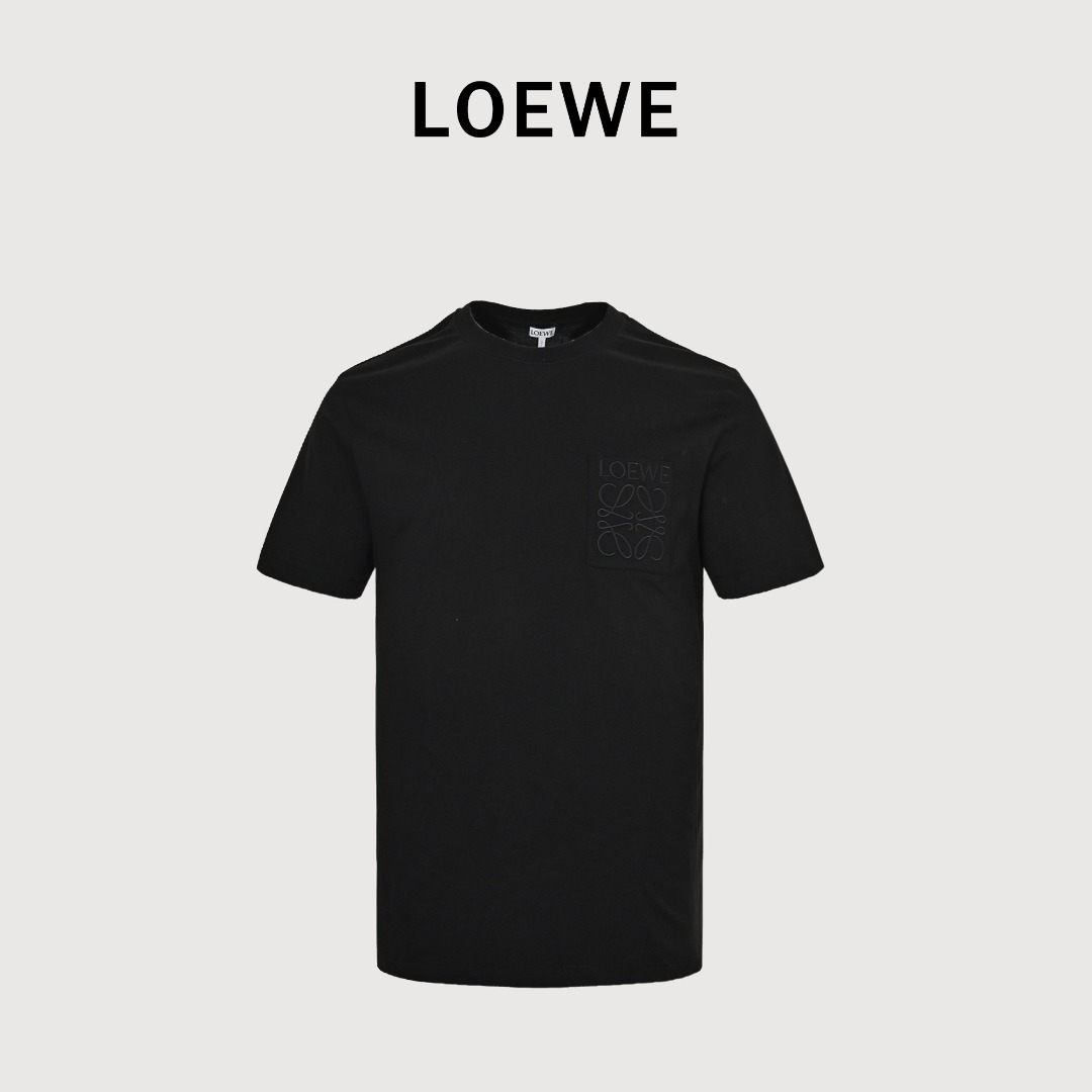 本地自取 💰140
Loewe/罗意威 25ss 口袋刺绣徽标短袖
来自西班牙的LOEWE罗意威，是实至名归的奢侈品牌，比肩全球各路一线奢侈大牌，主营高档皮具产品出身，涵盖了家居和服装配饰等各种潮流领域。
          25SS新品Anagram刺绣徽标表袋短袖T恤，日常宽松的版型，圆领表袋款设计，开始演绎简约干净的奢华气质，胸口LOEWE品牌字母和独有的Anagram图案刺绣填满了整个表袋，既像一块贴布的刺绣，又有表袋款的文雅气息，远观便能感受到辨识度与高级感，潮流圈内谁人又能拒绝这突破性的艺术与创意手法呢？250克全棉水洗双纱，正品级定制！
Size:S-XL