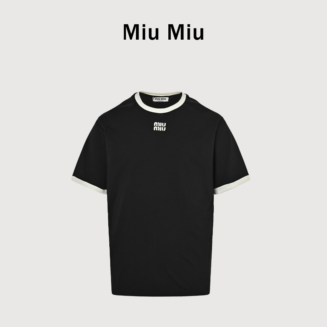 本地自取💰140 MIU MIU缪缪MM 撞色领刺绣徽标短袖T恤 正品5600购入开发，采用24S特纺紧密棉面料，领口1*1索罗娜罗纹，定制辅料，合身版型 Size：S-XL