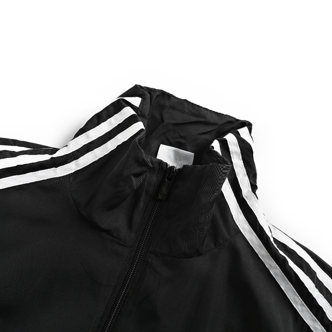 本地自取💰260
Adidas/三叶草 拆卸款扭扭套装徽章小logo拉链立领外套夹克
1:原版三叶草logo定制YKK双开拉链
胸口logo刺绣设计 经典落肩三条杠设计 复古时尚
2:下摆和袖口松紧设计 防风up 走线干净整齐 宽松型剪裁拉链全开襟配立领 布打造的老派的复古设计 搭配三条纹,呈现出的的感觉干练又耐看 重点品质真的绝绝子 侧边三条纹 小白刺绣LOGO 款式永远不会过时,而旦还百搭
3:面料柔软且有质感 袖子可以随意拆卸 可以两穿外套秒变马甲 裤子拆卸秒变短裤
4:辅料、面料全部均为1:1定制
极力推荐入手 情侣款必备
size:S-XL