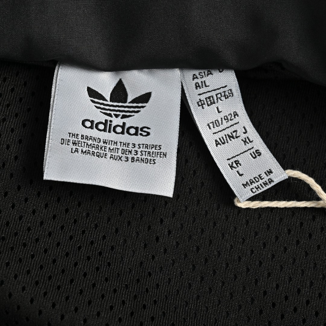 本地自取💰260
Adidas/三叶草 拆卸款扭扭套装徽章小logo拉链立领外套夹克
1:原版三叶草logo定制YKK双开拉链
胸口logo刺绣设计 经典落肩三条杠设计 复古时尚
2:下摆和袖口松紧设计 防风up 走线干净整齐 宽松型剪裁拉链全开襟配立领 布打造的老派的复古设计 搭配三条纹,呈现出的的感觉干练又耐看 重点品质真的绝绝子 侧边三条纹 小白刺绣LOGO 款式永远不会过时,而旦还百搭
3:面料柔软且有质感 袖子可以随意拆卸 可以两穿外套秒变马甲 裤子拆卸秒变短裤
4:辅料、面料全部均为1:1定制
极力推荐入手 情侣款必备
size:S-XL