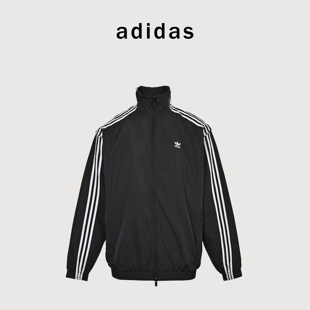 本地自取💰260
Adidas/三叶草 拆卸款扭扭套装徽章小logo拉链立领外套夹克
1:原版三叶草logo定制YKK双开拉链
胸口logo刺绣设计 经典落肩三条杠设计 复古时尚
2:下摆和袖口松紧设计 防风up 走线干净整齐 宽松型剪裁拉链全开襟配立领 布打造的老派的复古设计 搭配三条纹,呈现出的的感觉干练又耐看 重点品质真的绝绝子 侧边三条纹 小白刺绣LOGO 款式永远不会过时,而旦还百搭
3:面料柔软且有质感 袖子可以随意拆卸 可以两穿外套秒变马甲 裤子拆卸秒变短裤
4:辅料、面料全部均为1:1定制
极力推荐入手 情侣款必备
size:S-XL