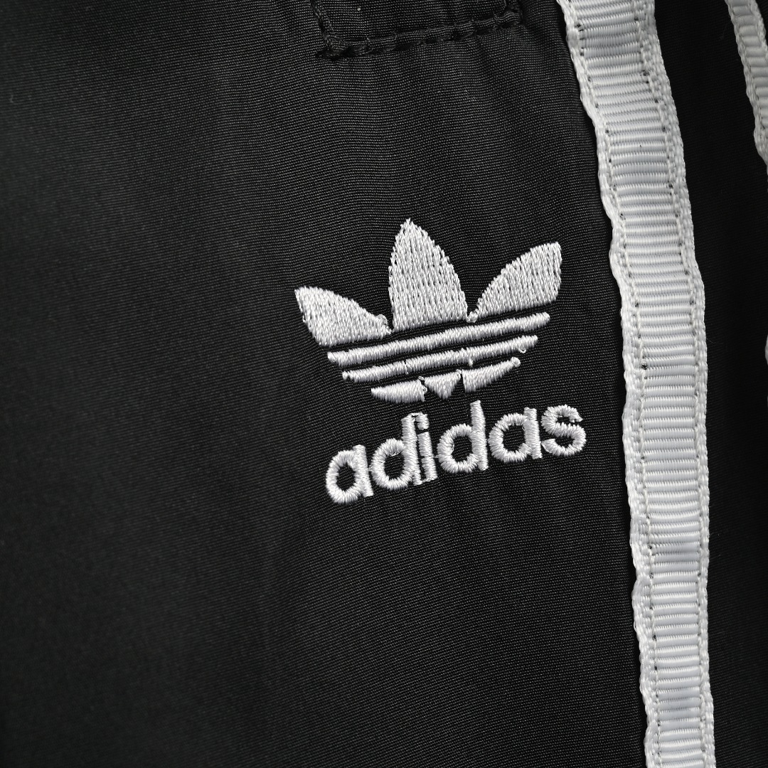 本地自取💰240
Adidas/三叶草 拆卸款扭扭套装徽章小logo拉链长裤
1:原版三叶草logo定制YKK双开拉链
胸口logo刺绣设计 经典落肩三条杠设计 复古时尚
2:下摆和袖口松紧设计 防风up 走线干净整齐 宽松型剪裁拉链全开襟配立领 布打造的老派的复古设计 搭配三条纹,呈现出的的感觉干练又耐看 重点品质真的绝绝子 侧边三条纹 小白刺绣LOGO 款式永远不会过时,而旦还百搭
3:面料柔软且有质感 袖子可以随意拆卸 可以两穿外套秒变马甲 裤子拆卸秒变短裤
4:辅料、面料全部均为1:1定制
极力推荐入手 情侣款必备
size:S-XL