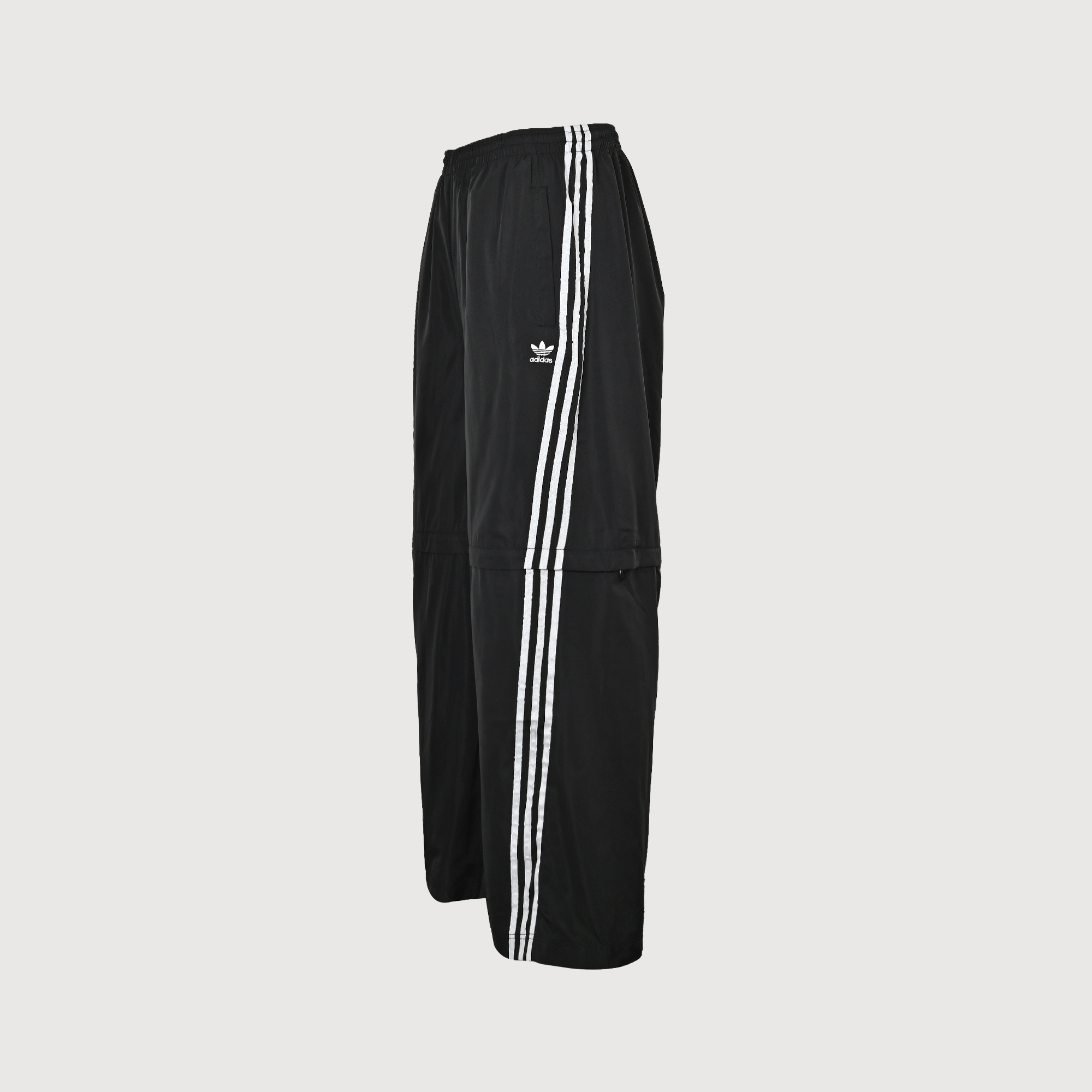 本地自取💰240
Adidas/三叶草 拆卸款扭扭套装徽章小logo拉链长裤
1:原版三叶草logo定制YKK双开拉链
胸口logo刺绣设计 经典落肩三条杠设计 复古时尚
2:下摆和袖口松紧设计 防风up 走线干净整齐 宽松型剪裁拉链全开襟配立领 布打造的老派的复古设计 搭配三条纹,呈现出的的感觉干练又耐看 重点品质真的绝绝子 侧边三条纹 小白刺绣LOGO 款式永远不会过时,而旦还百搭
3:面料柔软且有质感 袖子可以随意拆卸 可以两穿外套秒变马甲 裤子拆卸秒变短裤
4:辅料、面料全部均为1:1定制
极力推荐入手 情侣款必备
size:S-XL