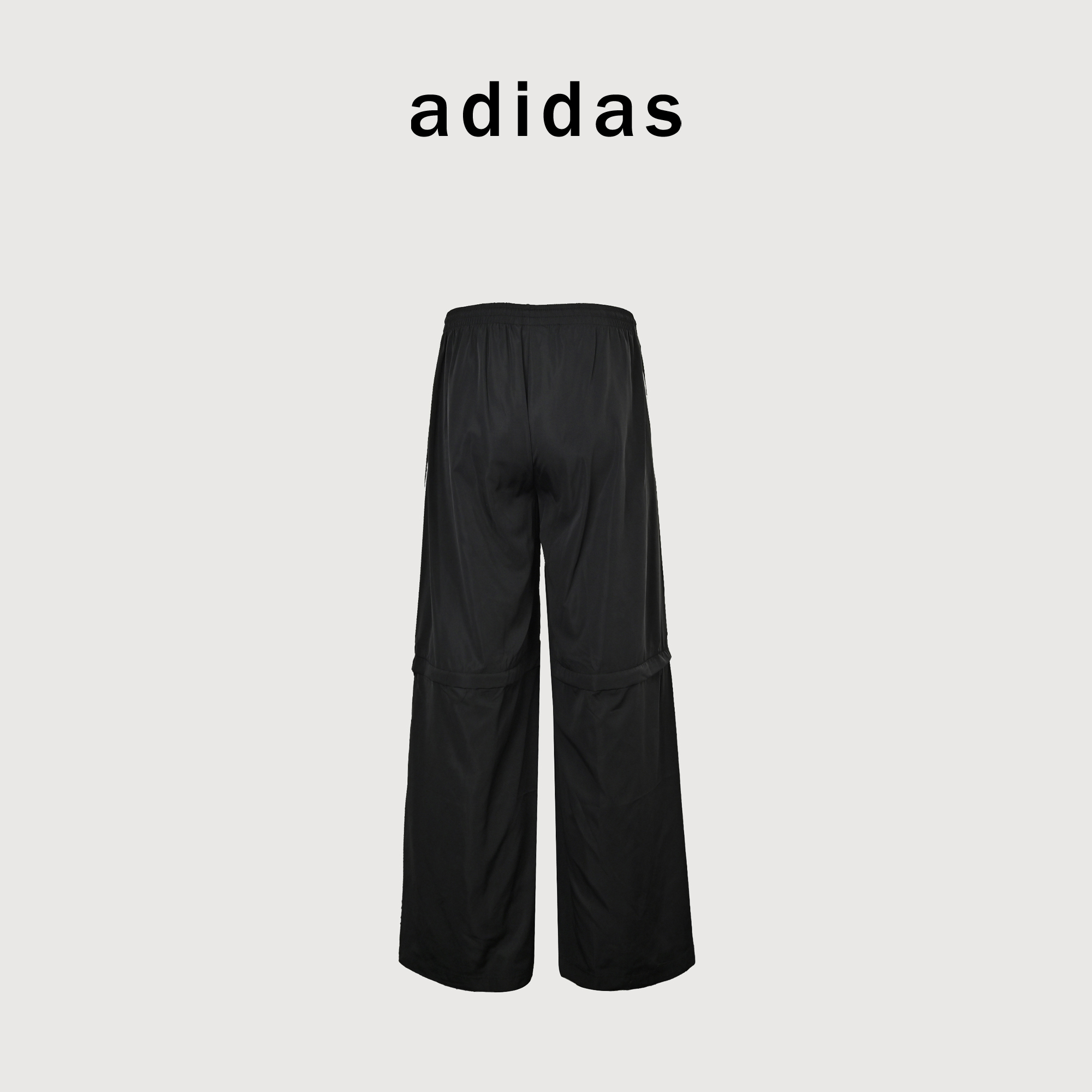 本地自取💰240
Adidas/三叶草 拆卸款扭扭套装徽章小logo拉链长裤
1:原版三叶草logo定制YKK双开拉链
胸口logo刺绣设计 经典落肩三条杠设计 复古时尚
2:下摆和袖口松紧设计 防风up 走线干净整齐 宽松型剪裁拉链全开襟配立领 布打造的老派的复古设计 搭配三条纹,呈现出的的感觉干练又耐看 重点品质真的绝绝子 侧边三条纹 小白刺绣LOGO 款式永远不会过时,而旦还百搭
3:面料柔软且有质感 袖子可以随意拆卸 可以两穿外套秒变马甲 裤子拆卸秒变短裤
4:辅料、面料全部均为1:1定制
极力推荐入手 情侣款必备
size:S-XL
