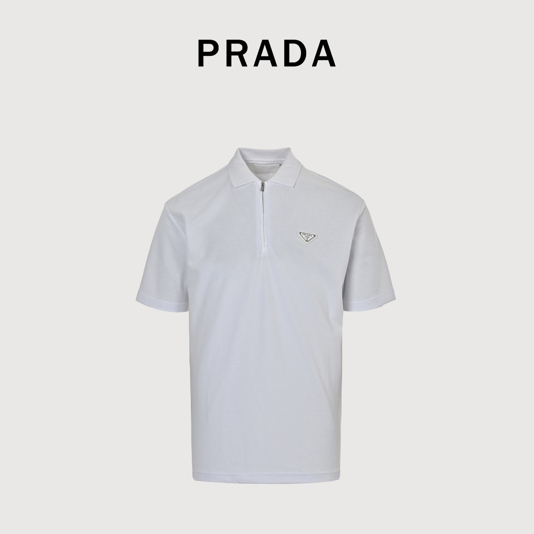 Prada/普拉达 25ss 三角标半拉链Polo短袖 品牌客供定织面料250g长绒棉双面珠地正面珠地纹理内里是特有的平纹亲肤面微弹力.上身超级舒服,穿着体验非普通珠地棉可比,字母Logo三角标,半拉链,下摆小开叉