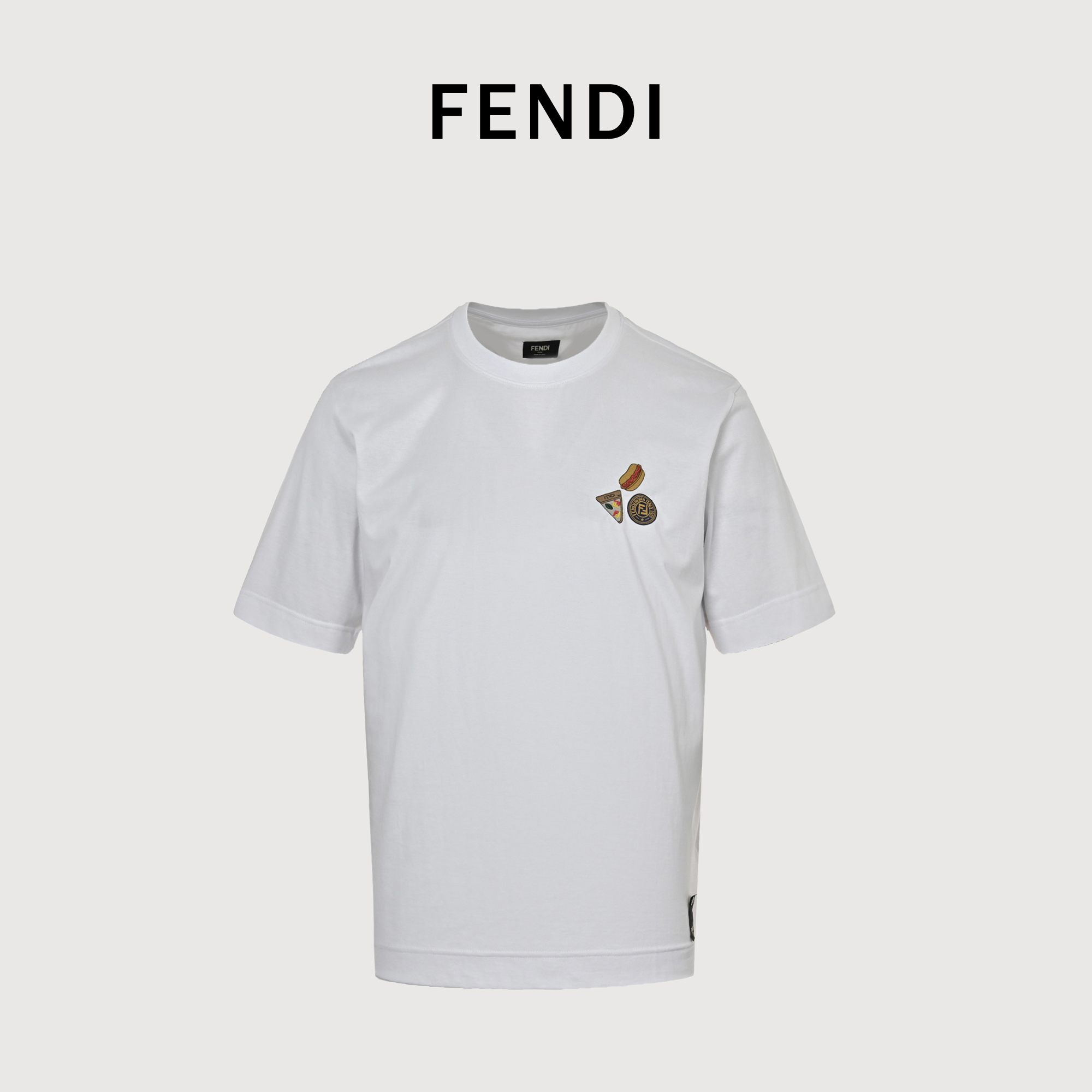 本地自取 💰140 Fendi/芬迪 25ss 热狗披萨徽章刺绣短袖 面料:50S双股丝光面料/160g 罗纹:32S拉架2x2/260g 短袖圆领宽松T恤纯棉材质。胸部饰有撞色混合图案绣饰,衣领背面饰有同色F标志绣饰。双股丝光面料,通常被称为双丝光棉面料,是一种经过特殊处理的高品质棉质面料。面料在织造过程中采用了双股纱线,使面料的质地更加厚实、柔软,同时也增强了面料的耐用性和耐磨性。 挨针绣、榻榻米绣工艺搭配,图案中运用多种针法及设计。精美的刺绣和复杂的手工艺,精细的细节处理,造就了微感立体浮雕的刺绣效果。平针刺绣立体工艺是一种特殊的刺绣技术,它使用平针法来创建具有立体感的绣品。这种工艺通过精确控制针脚的深度和角度,通过增加密度和长度,来塑造出更加丰富的立体效果和层次感, Size:S-XL