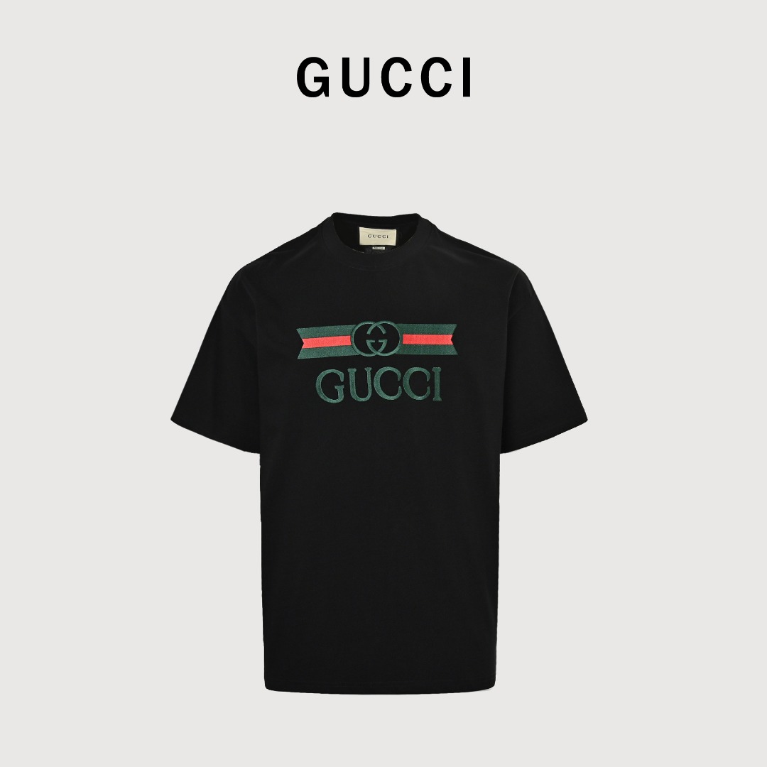 Gucci/古驰 腰带徽标刺绣短袖T恤 原版面料 官方同款 定织定染260g纯棉双纱紧密棉面料,洗水后达280g +2x2配套螺纹, 春夏最新砖柜同步 OS落肩版型 时尚又个性 超级百搭好看的一款 胸前腰带logo徽标立体刺绣 男女都非常合适 人手必备款 吊牌 领标 水洗麦 三标齐全 颜色:黑色、杏色