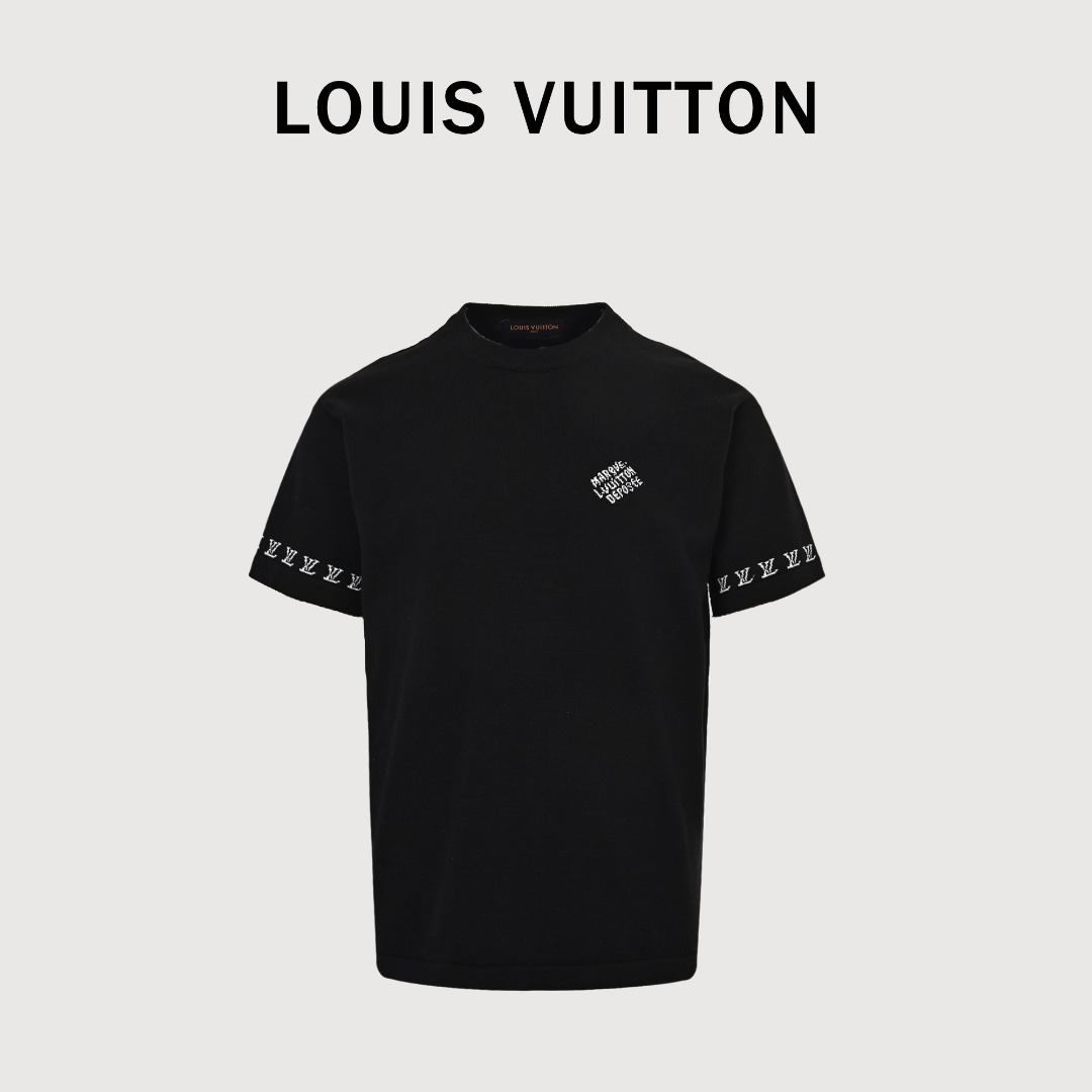 LOUIS VUITTON/路易威登LV 25ss 字母袖圆领毛织短袖 ⚠️原,700购买,纯棉毛料、标准版型、胸前呈 Marque Vuitton deposee 提花、衣袖呈现迷你LU提花、罗纹衣领 #纯棉质材质毛料 采用14S细针织片,针织毛料由纯棉纤维制成,具有柔软、舒适、透气、吸湿等特性.其纤维结构紧密、柔软,使得其穿着起来非常舒适,不会刺激皮肤.同时吸湿性和透气性也非常好,能够有效地排汗,保持身体干爽. #前副、袖子提花字母 挂毛提花针织短袖是一种独特的针织衣物,它结合了挂毛工艺和提花技术,创造出了独特而富有创意的纹理和图案.图案以原版间距尺寸比例画花还原,呈现的肌理纹路清晰细腻.挂毛提花针织短袖的“挂毛”工艺是指在针织过程中,通过在特定区域留下未编织的毛线,这种工艺使得衣物表面呈现出一种蓬松柔软的质感. #标准直身圆领版型 袖笼、领口与大身的拼接采用细密的收针处理而非直接车缝,这种处理方式使得产品的细节感更强;同时也提高了产品的质感纱线本身具有延展性.上身有垂感无紧绷包身感,纱线后道的洗水处理柔化织片触感的同时,仍保有原有的挺阔感.