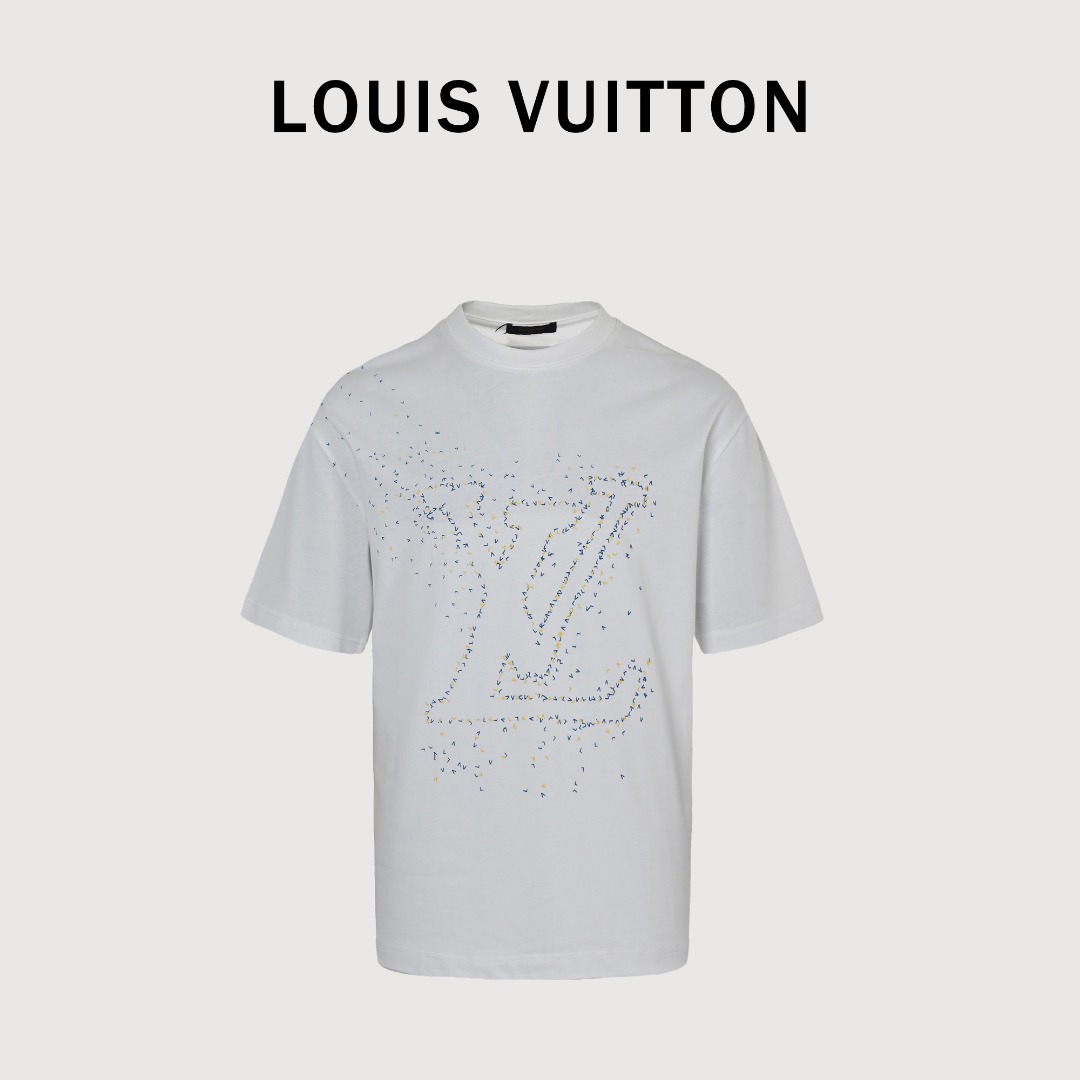 Louis Vuitton/路易威登 小飞机印花字母logo短袖 面料采用定织定染32支平纹,搭配1*1无根单纱精梳棉罗纹,230g麻棉手感,米白色必须定染,非市面纯白,小飞机非简单胶印,共三层网板,网板套位非常精准,工人必须刷薄,不然非常厚质感很差,袖子大身有拼接,前幅+左袖工艺是丝网台板印花,采用活性环保油性浆料,所有辅料全均为单独开模,小飞机印花皆为对位印花,跟原版套在一起都是一致位置,可盐可甜,男女皆宜,超百搭.