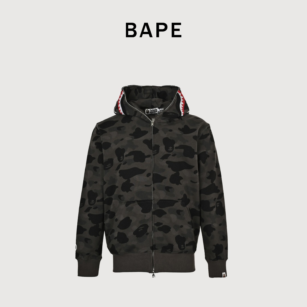 BAPE 鲨鱼头老虎头拉链迷彩单帽帽衫 大红💓形象让你成为最靓得仔😎 官网发售款🏅|超级推荐👩‍❤‍💋‍👨|超人气单品✅ 亮点满满 秋冬宽松连帽卫衣🤗 不起球不变形 原装包装 正品细节👏此款上身效果百搭 随意搭配也极富有个性化 显白又显瘦/袖口松紧设计 复古又新潮 💥早秋衣柜必备炸裂款 绝不容易撞款 区别于其他大众款式😻 随意搭配 轻松出彩 舒适柔软🌈情侣搭配更加出彩❤ 现货秒发