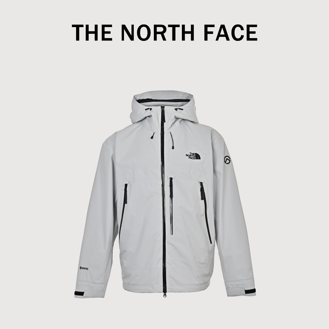 本地自取💰410 The North Face/北面 24Fw FELIX巅峰压胶冲锋衣外套 -压胶工艺一年内开胶可免费维修,质量有保障 防水格尔科技面料轻量耐磨无缝压胶冲锋衣,全身压胶冲锋衣,细节控的终极选择,无惧风雨,引领潮流,当专业工艺遇上潮流设计,从城市街头到山野秘境,每一处细节都为你量身打造,让你在风雨中依然保持从容与型格,全身压胶工艺:无缝压胶技术,全面强化防水性能,雨水无处渗透,同时保持高透气性,告别闷热束缚,魔术贴袖口:快速调节松紧,防风防雨更贴合,应对多变天气,帽后抽绳设计:一键收紧帽檐,防风护脸,造型随你掌控,丝滑耐用YYK拉链,抗腐蚀性强,无惧极端环境挑战,格尔科技面料:轻量耐磨,抗撕裂性能卓越,户外探险或日常通勤都能轻松驾驭 注意:【产品禁止机洗手洗,直接水洗容易开胶,用抹布蘸水轻擦表面即可,避免阳光直接暴晒,挂至于通风处晾干即可】 Size:S-XXL