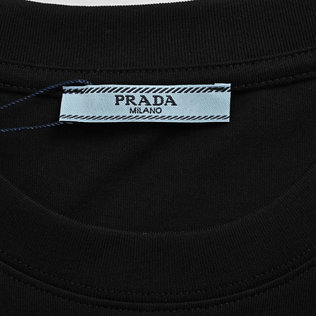Prada/普拉达 经典尼龙口袋拉链三角标徽章短袖T恤 基础款我们最在意的就是面料和版型,P家经典修身版型,特殊立裁工艺, 上身线条流畅,不管偏胖或是胖瘦的身材,都能最大程度的得到修饰. 面料采用特殊定制的260g纯棉面料,3吨起订的面料一定做到让你100%满意, 胸口尼龙口袋拉链金属三角标徽章 两遍洗水,厚度给足,又能做到柔软舒适,上身就知道是顶级牛货. 男女同款,正常版型,低调气质单品. 颜色:黑色 白色