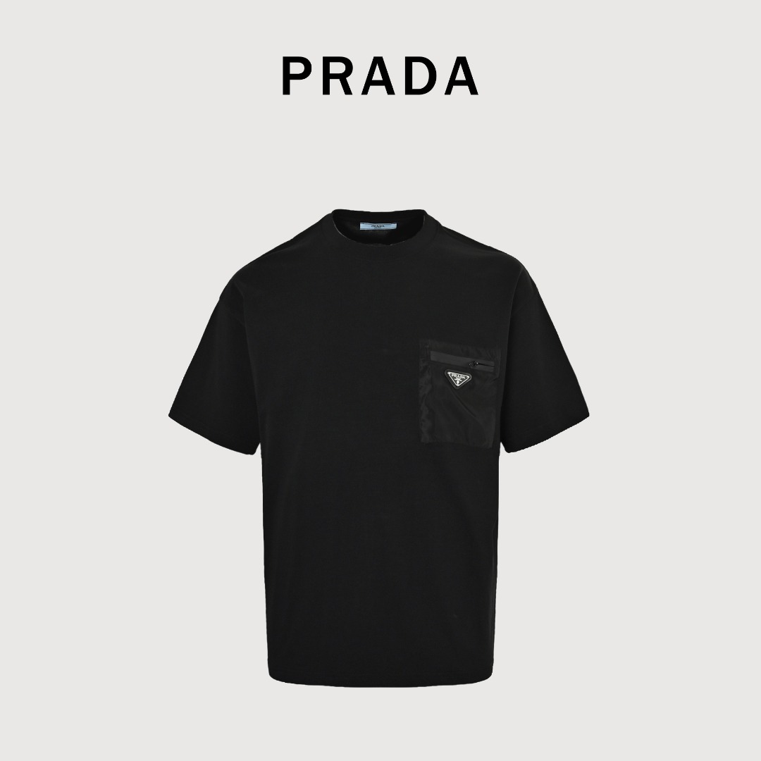 Prada/普拉达 经典尼龙口袋拉链三角标徽章短袖T恤 基础款我们最在意的就是面料和版型,P家经典修身版型,特殊立裁工艺, 上身线条流畅,不管偏胖或是胖瘦的身材,都能最大程度的得到修饰. 面料采用特殊定制的260g纯棉面料,3吨起订的面料一定做到让你100%满意, 胸口尼龙口袋拉链金属三角标徽章 两遍洗水,厚度给足,又能做到柔软舒适,上身就知道是顶级牛货. 男女同款,正常版型,低调气质单品. 颜色:黑色 白色