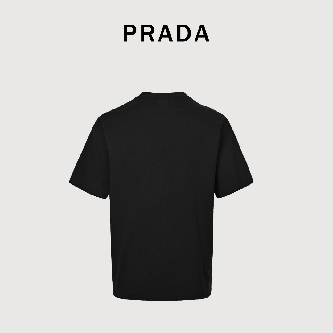 Prada/普拉达 经典尼龙口袋拉链三角标徽章短袖T恤 基础款我们最在意的就是面料和版型,P家经典修身版型,特殊立裁工艺, 上身线条流畅,不管偏胖或是胖瘦的身材,都能最大程度的得到修饰. 面料采用特殊定制的260g纯棉面料,3吨起订的面料一定做到让你100%满意, 胸口尼龙口袋拉链金属三角标徽章 两遍洗水,厚度给足,又能做到柔软舒适,上身就知道是顶级牛货. 男女同款,正常版型,低调气质单品. 颜色:黑色 白色