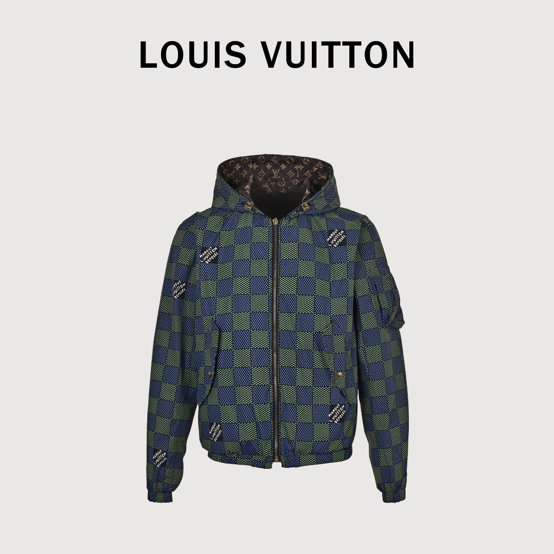 Louis Vuitton路易威登25ss新款小飞机棋盘格双面夹克外套 💥2025春季新宠!男女同款LV双面防风夹克✨ 还在为穿搭烦恼吗?这款LV双面防风夹克绝对是你的不二之选!👕 🔥首先,这款夹克的面料非常轻盈,但又非常坚固,可以抵挡住各种天气的侵袭.不仅如此,它的防风功能也非常出色,让你在冷风中也能够感受到温暖. 🌈其次,这款夹克的设计非常时尚,男女同款,让你和你的另一半都可以轻松驾驭.它的颜色也非常低调,但却有着LV的经典标志,让你在人群中脱颖而出. 👌总的来说,这款LV双面防风夹克是一款非常出色的外套,无论是外观还是实用性都非常出色.如果你还在为穿搭烦恼,不妨试试这款夹克吧!#两面穿外套 #外套分享 #夹克外套 #男士外套 #休闲外套 #男生夹克穿搭 #夹克 #冲锋衣 #外套穿搭 #lv 003