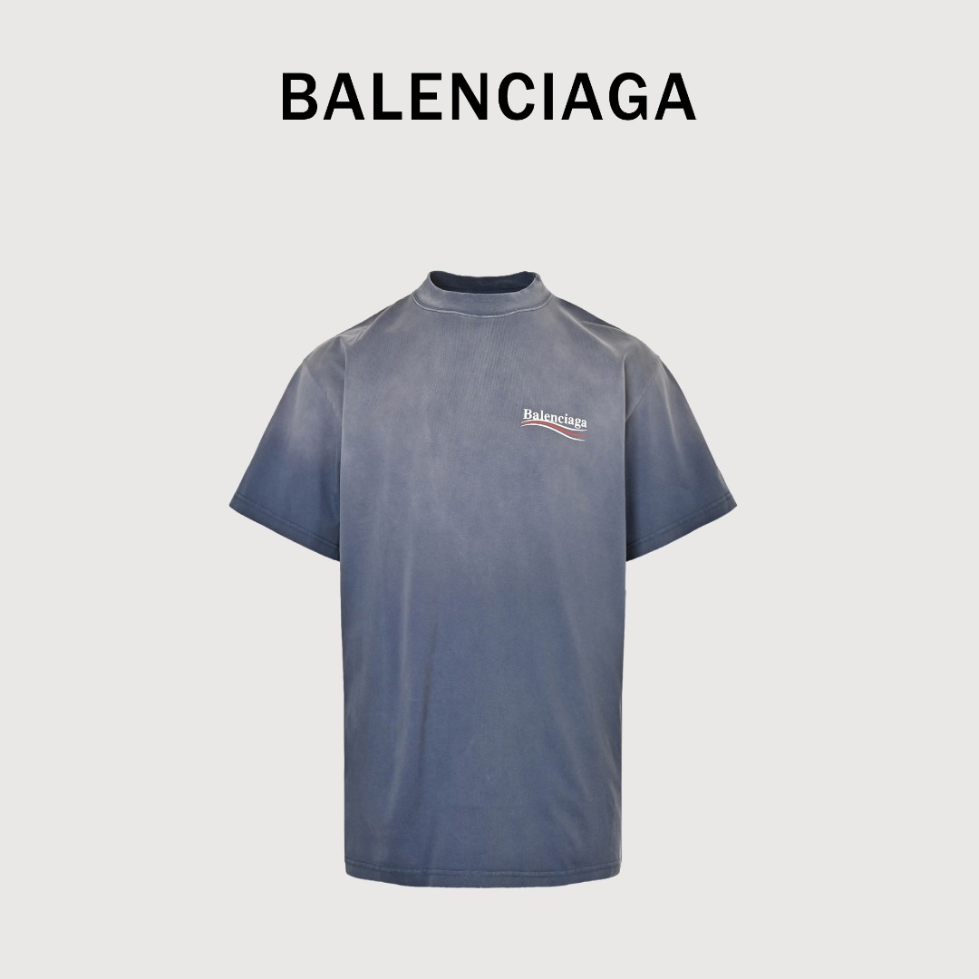 本地自取💰180 Balenciaga/巴黎世家 25ss 日晒褪色可乐印花短袖-雾霾蓝 -常规胶浆印花，非龟裂纹印花 -a字母与波浪线无限接近，但不重叠 在巴黎去年各种洗褪系列的推出，经典的可乐洗褪配色终于来了，个人觉得目前经典可乐最好看的一个配色，接下来我们来分析一下工艺，因为这款衣服后面涉及到炒盐工艺，喷马骝，通过衣服的反面能看出这次雾霾蓝可乐工艺的工艺为炒盐工艺，再进行喷马骝其实正品的正确工艺是染布再去炒盐，通过锁线位置的褪色，可以确定此款用的是高品质棉线，因为普通棉线承受不起洗水工艺的;涤纶线虽然强度够，但无法通过后期染色来上色跟褪色，现在很多所谓高版本也是用与衣服接近色的涤纶线，所以，看似简单的衣服其实也暗藏着繁琐的工艺，也使巴黎的洗褪款比普通款要贵了差不多三分之一 Size：S-XL