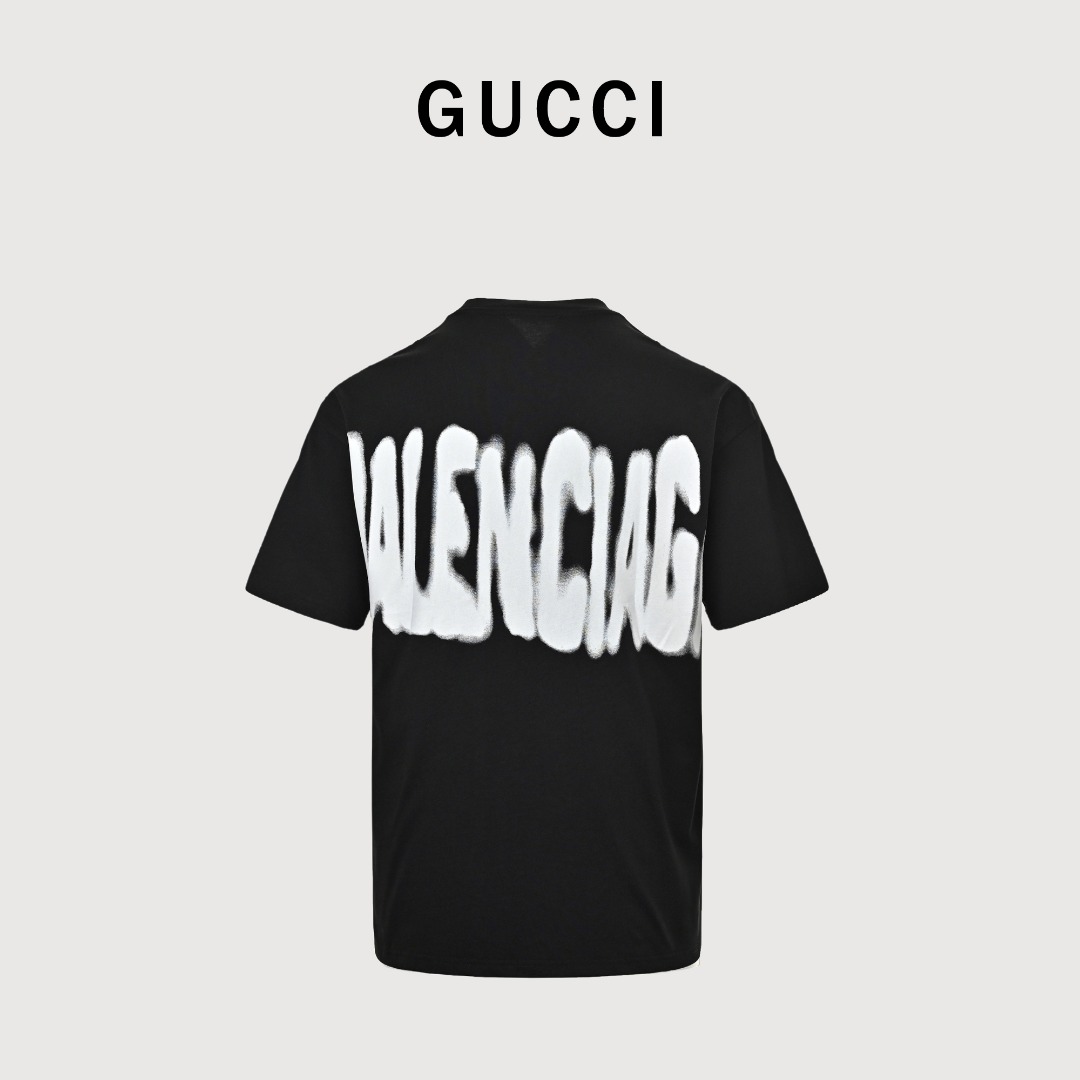Gucci & Balenciaga 联名款涂鸦字母印花短袖 全网独家定制联名辅料,从主唛吊牌和包装都区别于市面其他款. Gucci x Balenciaga联名自从不久前传出消息后就炸开了时尚圈,终于在Gucci在IGTV上发布推出了简洁 Aria 系列.对于极简主义品牌来说简而不简单的设计理念,并重新坚定了Gucci和Balenciaga作为衣柜主力君的地位.此款以嘻哈涂鸦为主设计的风格,是2022新款夏季潮流风向标,看似简单的涂鸦,实际使用三次的印花工艺特地体现出字体的不规整和模糊感,每印一次都要自然晾干两小时,整个流程下来需要6小时,极其耗时的工艺,但体现出整体的时尚和上身效果的随意,男女同款!