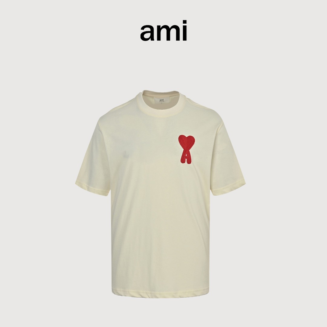 Ami 25ss 立体钩编爱心刺绣短袖 春夏揉进了春风里,让优雅尽情绽放8拒绝平庸! 清爽自然,经典再经典,超多明星博主的日常穿搭T恤,低调百搭又具有品牌特色的代表性单品! AMI 爱心系列短袖T恤,潮流的刚需搭配,却被赋予了一抹清凉,整体风格极简到极致,胸前一枚全新勾编工艺logo爱心精致高级感十足,恰到好处的点缀,很法式的时髦态度,面料定制的240克双纱棉,水洗去毛,高品质的棉质以及布面处理,亲肤透气,基础T恤的首选单品!单穿打底都极具小众调性! 正品级 男女同款 颜色:杏色