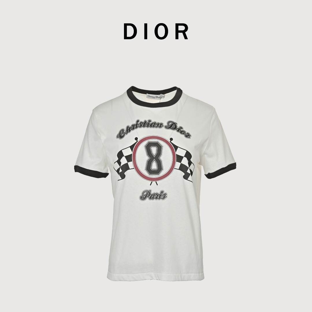 本地自取 💰150 Dior/迪奥 25ss 赛车旗帜印花短袖 撞色包边气质休闲通勤有格调!经典休闲版型巨减瘦!上身舒适透气,面料松软有型,透气和亲肤舒适性都极佳,时髦必备单品。 Size:S-L