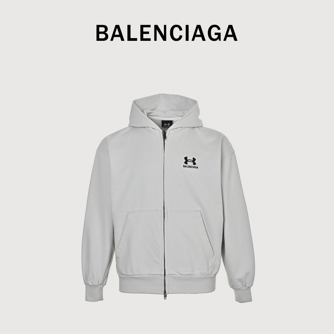 本地自取💰300 BALENCIAGA巴黎世家BLCG X UA 联名款套装针织连帽卫衣外套 这款联名针织裤,将高端时尚与运动功能完美融合。打造出一款既时尚又实用的单品,既不张扬又不失辨识度,彰显出联名款的独特魅力。多彩选择,满足不同需求这款联名针织裤提供多种颜色选择,从低调的黑白灰到充满活力的亮色系,满足不同消费者的个性化需求。每一种颜色都经过精心挑选,确保色彩鲜艳且不易褪色,让你每一次穿着都能展现最佳状态。 Size:S-L