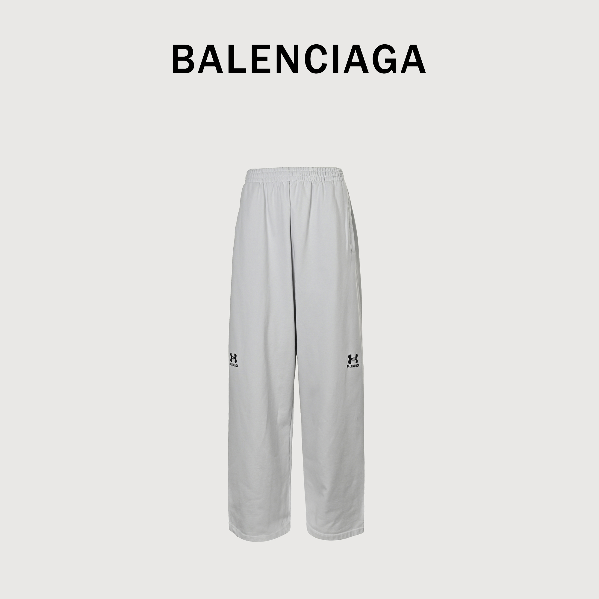 本地自取💰280 BALENCIAGA巴黎世家BLCG X UA 联名款套装针织长裤 这款联名针织裤,将高端时尚与运动功能完美融合。打造出一款既时尚又实用的单品,既不张扬又不失辨识度,彰显出联名款的独特魅力。多彩选择,满足不同需求这款联名针织裤提供多种颜色选择,从低调的黑白灰到充满活力的亮色系,满足不同消费者的个性化需求。每一种颜色都经过精心挑选,确保色彩鲜艳且不易褪色,让你每一次穿着都能展现最佳状态。 Size:S-L
