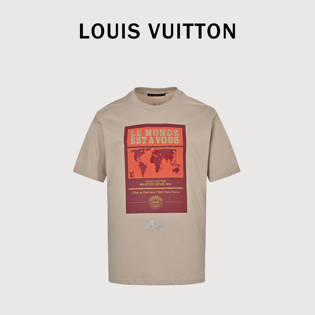 本地自取💰150 Louis Vuitton路易威登 世界地图烫钻T恤 采用水浆渗透印花工艺是一种能够实现高渗透率的印花技术。渗透浆会均匀地涂布在织物表面上，然后通过紫外线固化等方式使其干燥成膜，最终形成具有良好弹性和牢度。对花定位点缀印花图案，选钻是选择适合烫钻的钻石，排钻是将钻石按照设计好的图案排列在模板上，镶钻则是通过烫钻机固定在面料上；背面胶的颜色应均匀一致，且牢固度要高。后幅标识图案弹力胶浆印花。根据原色特调同色胶浆材质，选择高弹拉架胶浆印刷。莱茵石烫钻印花是一种独特且华丽的装饰工艺，对版形状大小定制材料。根据原版图案制作，颗粒数及位置丝毫不差 003 尺码:s-l