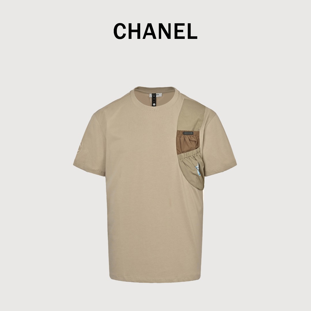 本地自取💰130 CHANEL /香奈儿 口袋装饰拼接短袖T恤 简约而不失精炼风范的OS短T.拼接设计缔造现代潮流造型 针织棉质面料,运用先进的针织微密型器械制作保证了产品的裁剪造型和特色兼具潮流时尚魅力 拼接式设计厚质棉口袋后背标识印花饰带拥有别致的复古柔和感,街头风十足更具复古味体现品牌时尚带来的完美设计 男女同款。 size:S-L