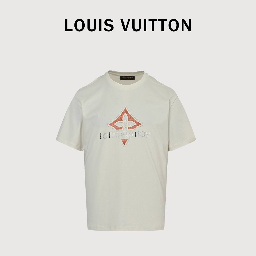 Louis Vuitton/路易威登 闪钻字母绣花圆领短袖 秀场版型、胸前呈现 Marque L. Vuitton deposee 珠饰刺绣、后部翻转效果、标签点缀珠饰刺绣、罗纹衣领、新款联名辅料配备!采用21S双纱精棉平纹,300g;内衬采用32S单面面料,180g;搭配32S双纱拉架螺纹,300g. 双纱精棉平纹是一种纺织品,通常由双层纱线编织而成的平纹组织织物.手感柔软穿着舒适,具有良好的亲肤性.由于其平纹组织的结构特点,双纱精棉平纹织物具有良好的透气性,能够保持干爽舒适.