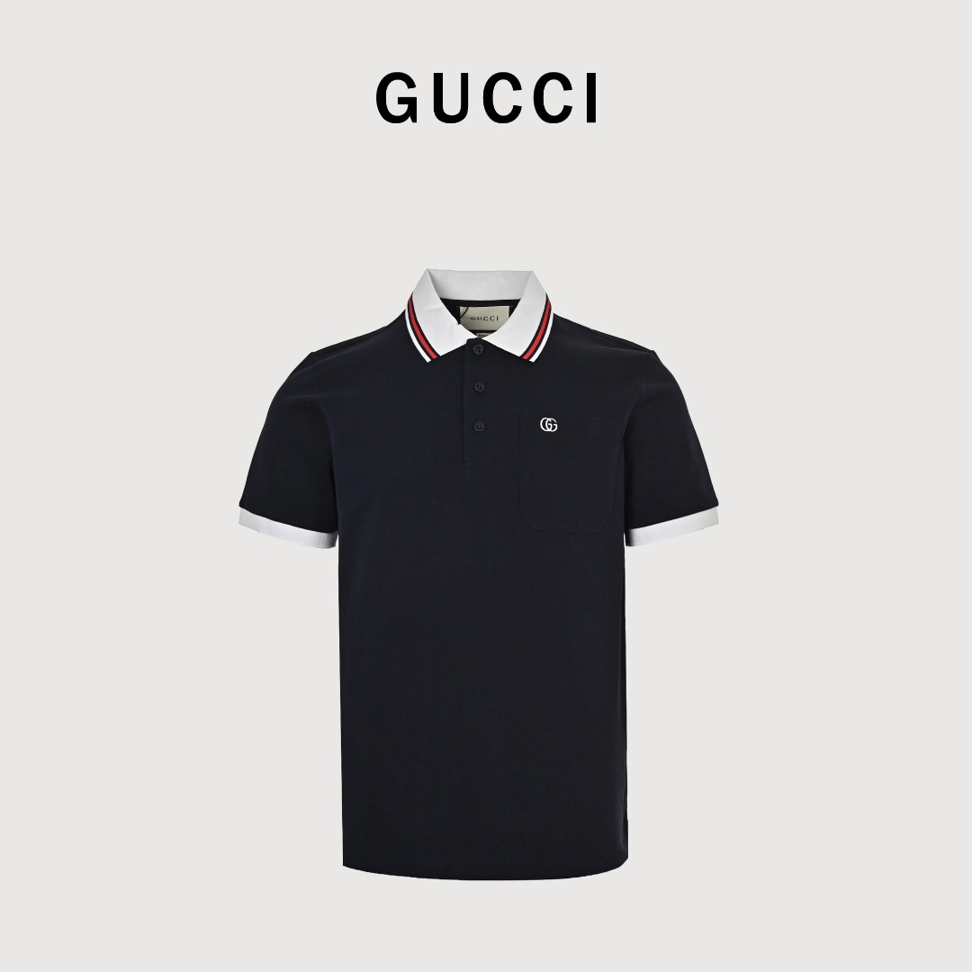 Gucci/古驰 25SS 口袋双G刺绣领口撞色短袖Polo衫 原版品质,欢迎对比.品牌经典图案巧妙糅合纹理与缀饰细节,为2025早春系列的成衣设计增添色彩.Gucci经典典藏元素组合经焕新演绎,为隽永单品系添注雅致格调与时尚气息、时尚百搭. 颜色:宝蓝、杏色