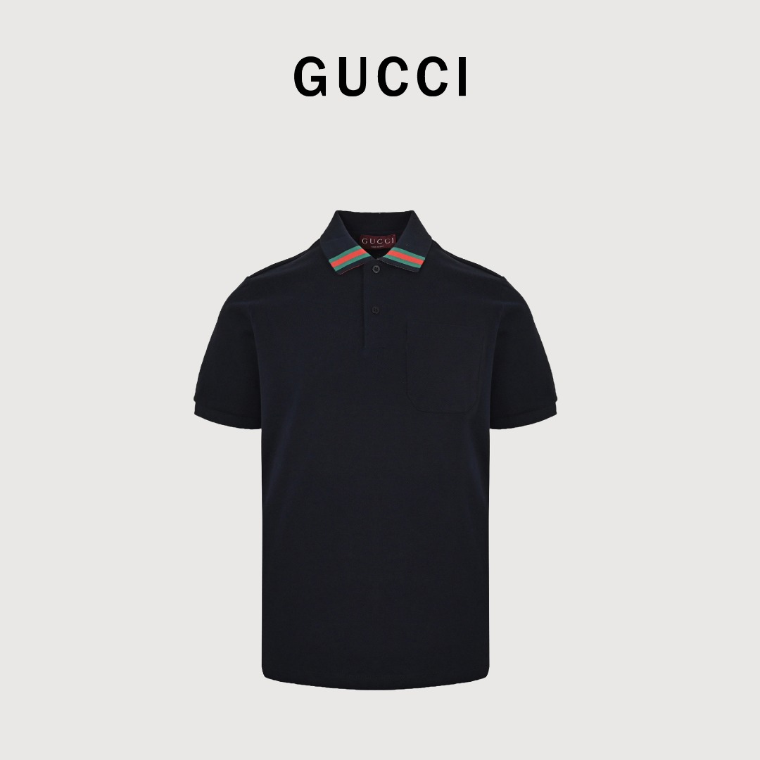 Gucci/古驰 25SS 领口拼接撞色短袖Polo衫 原版品质,欢迎对比.品牌经典图案巧妙糅合纹理与缀饰细节,为2025早春系列的成衣设计增添色彩.Gucci经典典藏元素组合经焕新演绎,为隽永单品系添注雅致格调与时尚气息、时尚百搭. 颜色:黑色、灰色